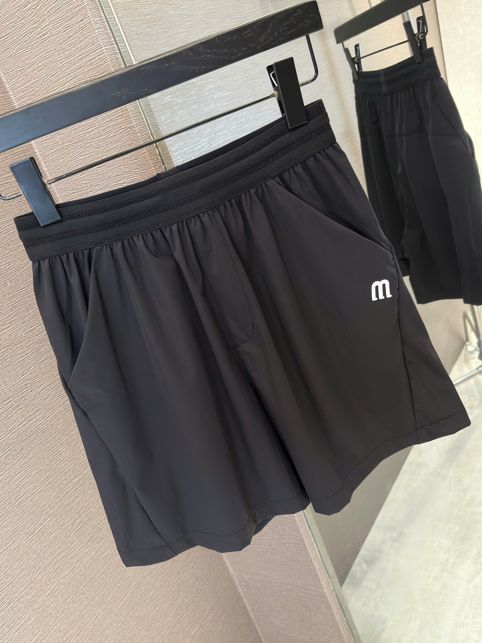 Quần short đùi Trắng thể thao Manesti Đen logo thêu túi Like Auth S-XL VTN