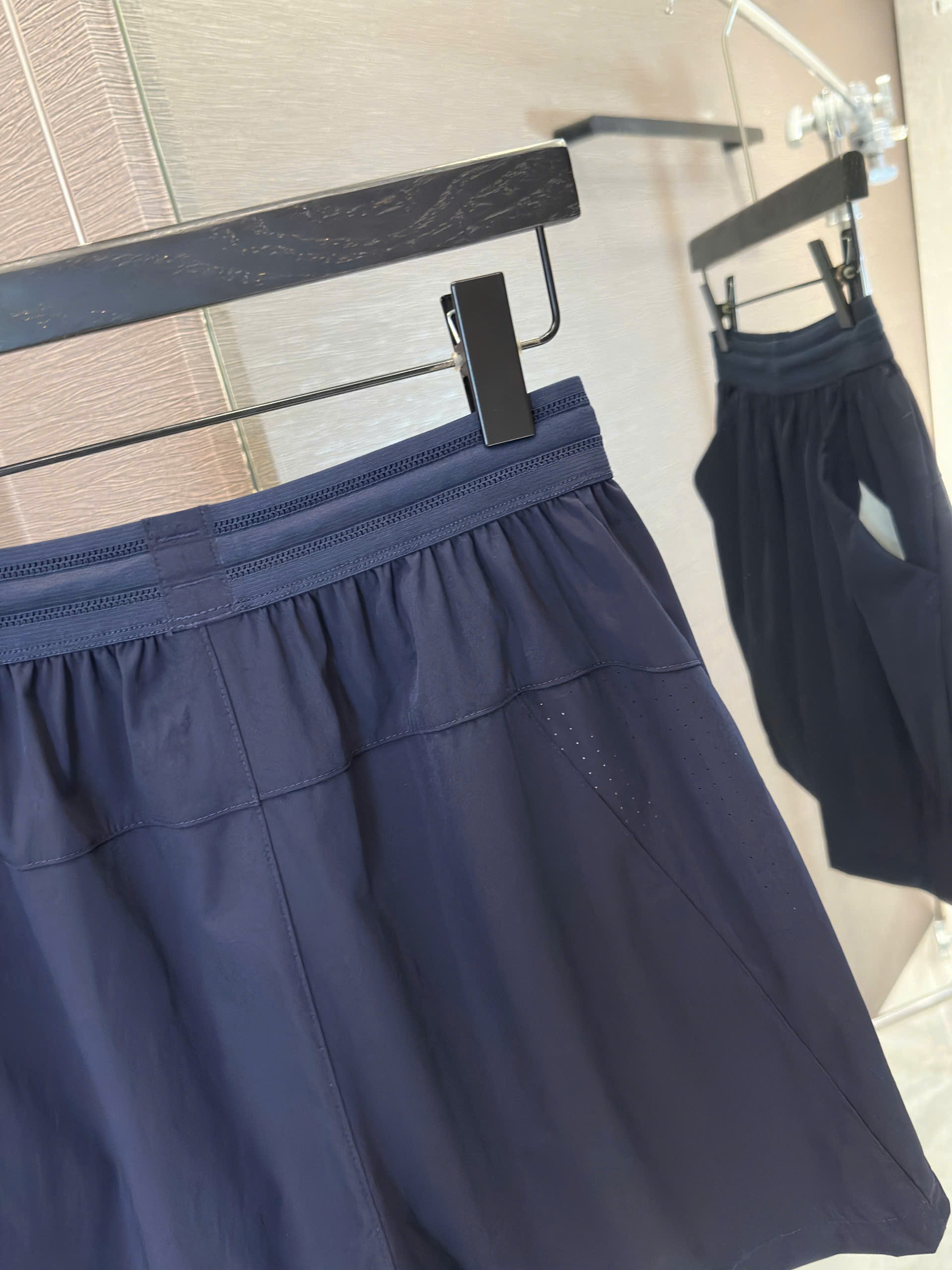 Quần short đùi Trắng thể thao Manesti Xanh Than logo thêu túi Like Auth S-XL VTN