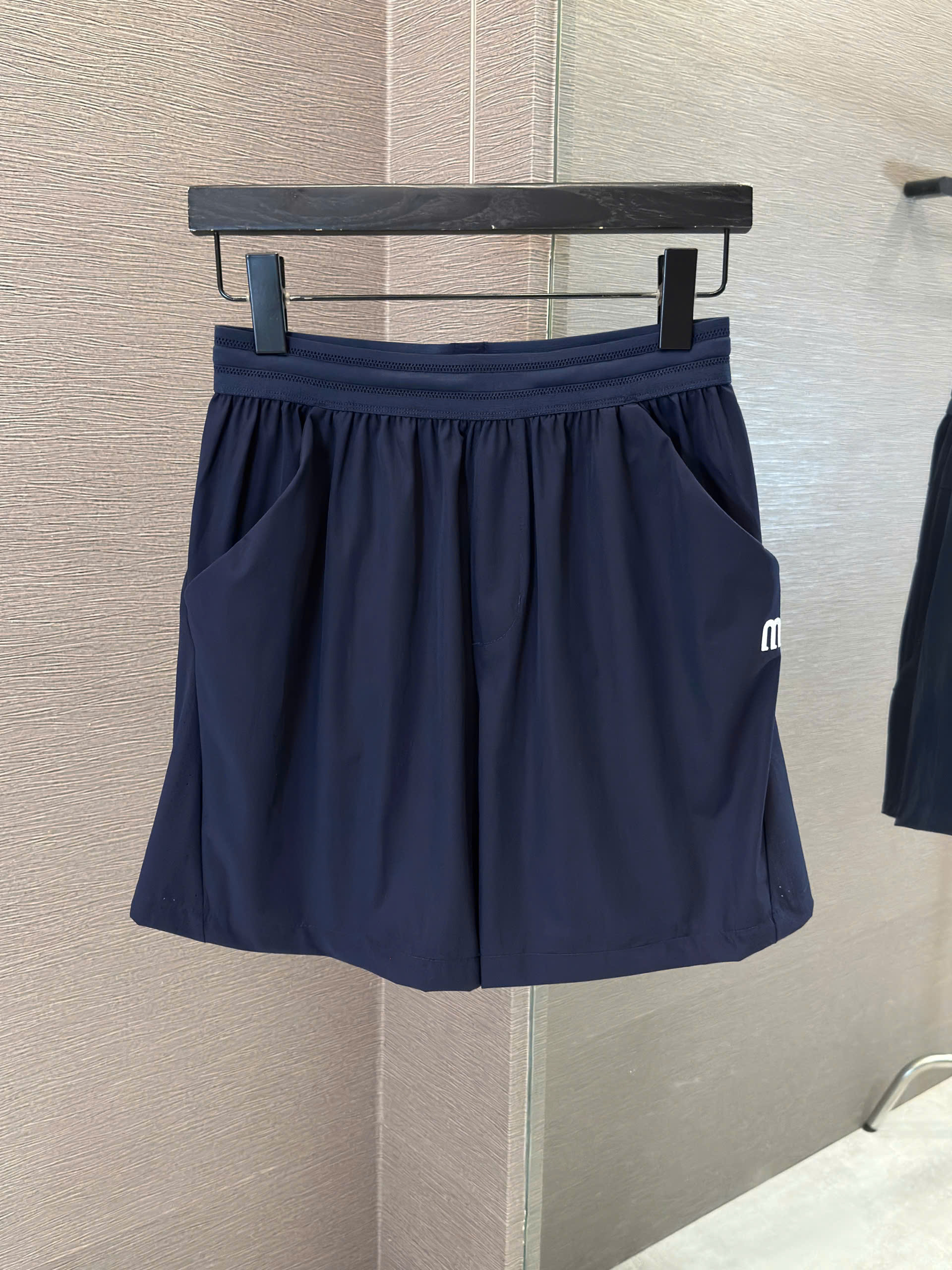 Quần short đùi Trắng thể thao Manesti Xanh Than logo thêu túi Like Auth S-XL VTN