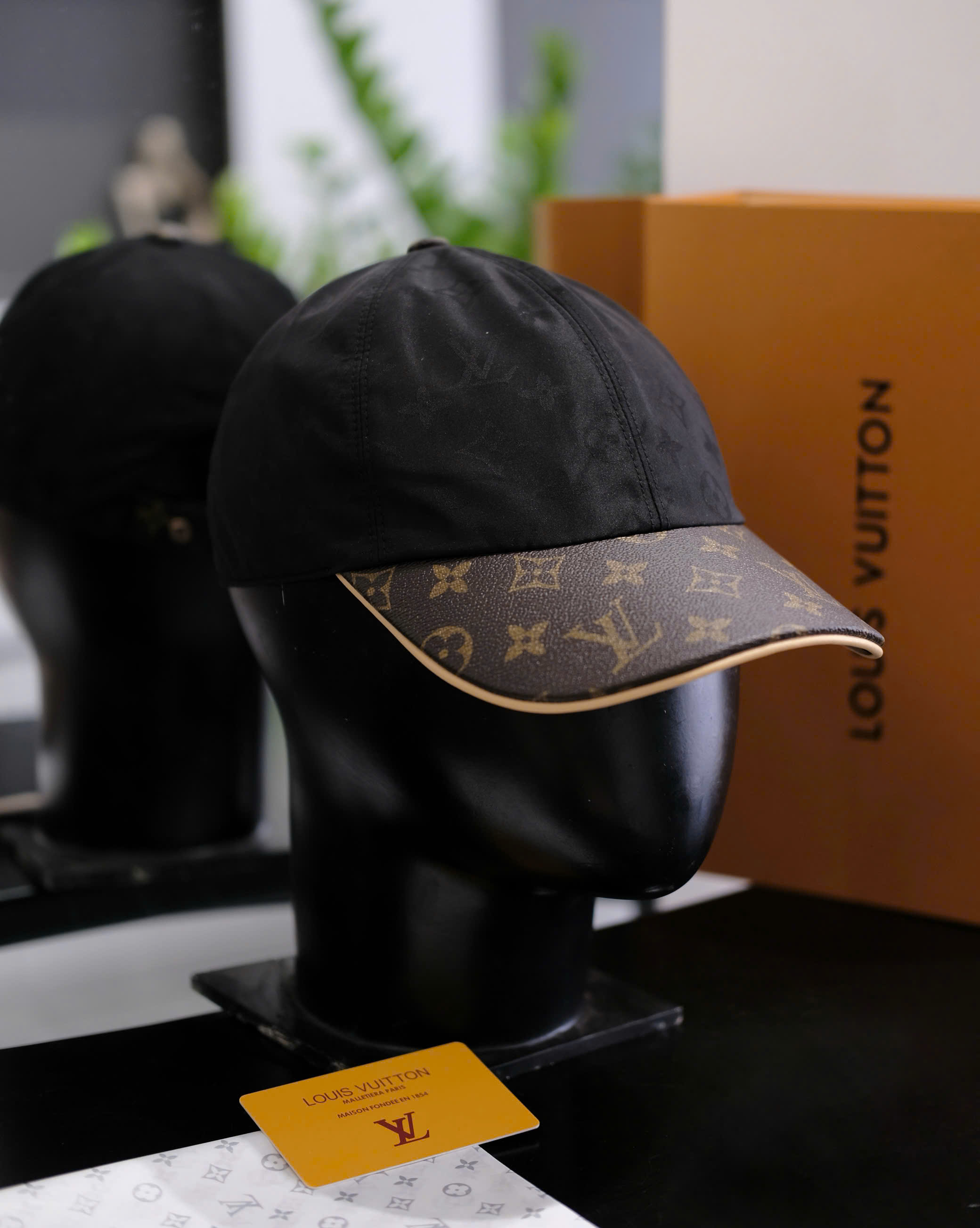 Mũ lưỡi trai nón kết gió Louis Vuitton LV Đen monogram lưỡi da Like Auth DDT