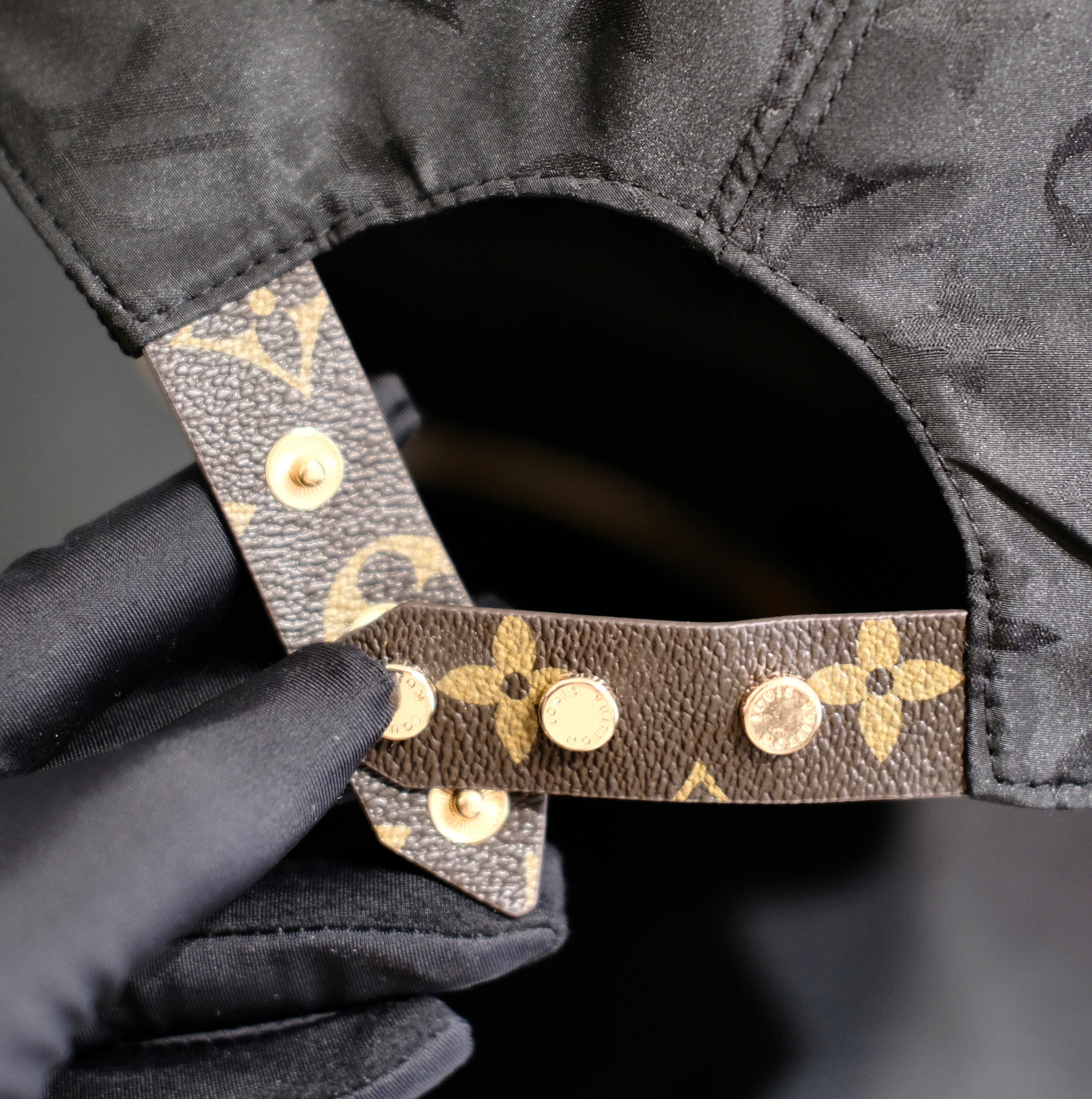 Mũ lưỡi trai nón kết gió Louis Vuitton LV Đen monogram lưỡi da Like Auth DDT