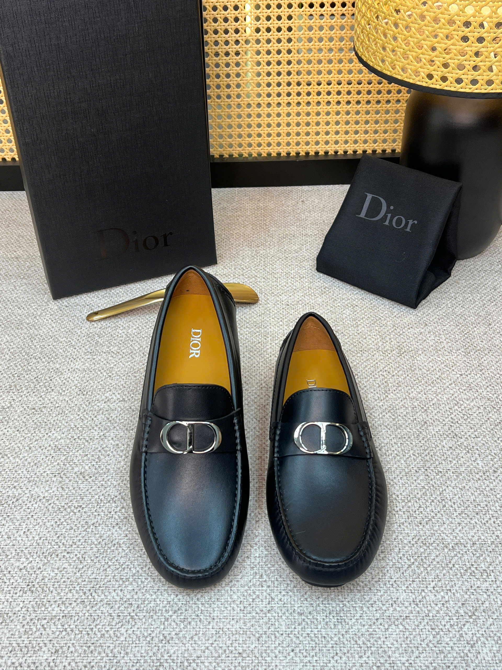 Giày moca Dior CD logo tag bạc da Bê Đen bóng Like Auth 38-43 VTN