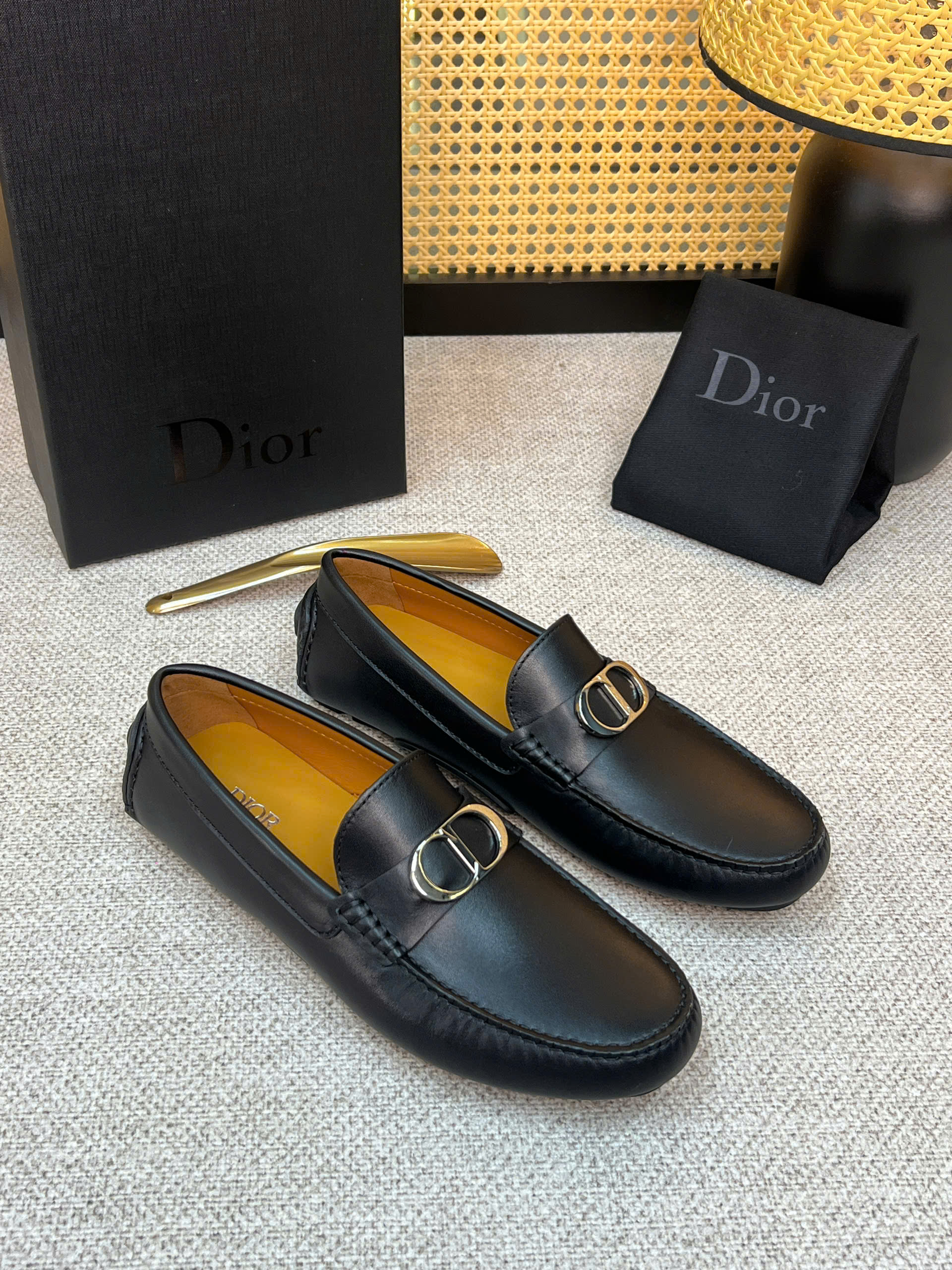 Giày moca Dior CD logo tag bạc da Bê Đen bóng Like Auth 38-43 VTN