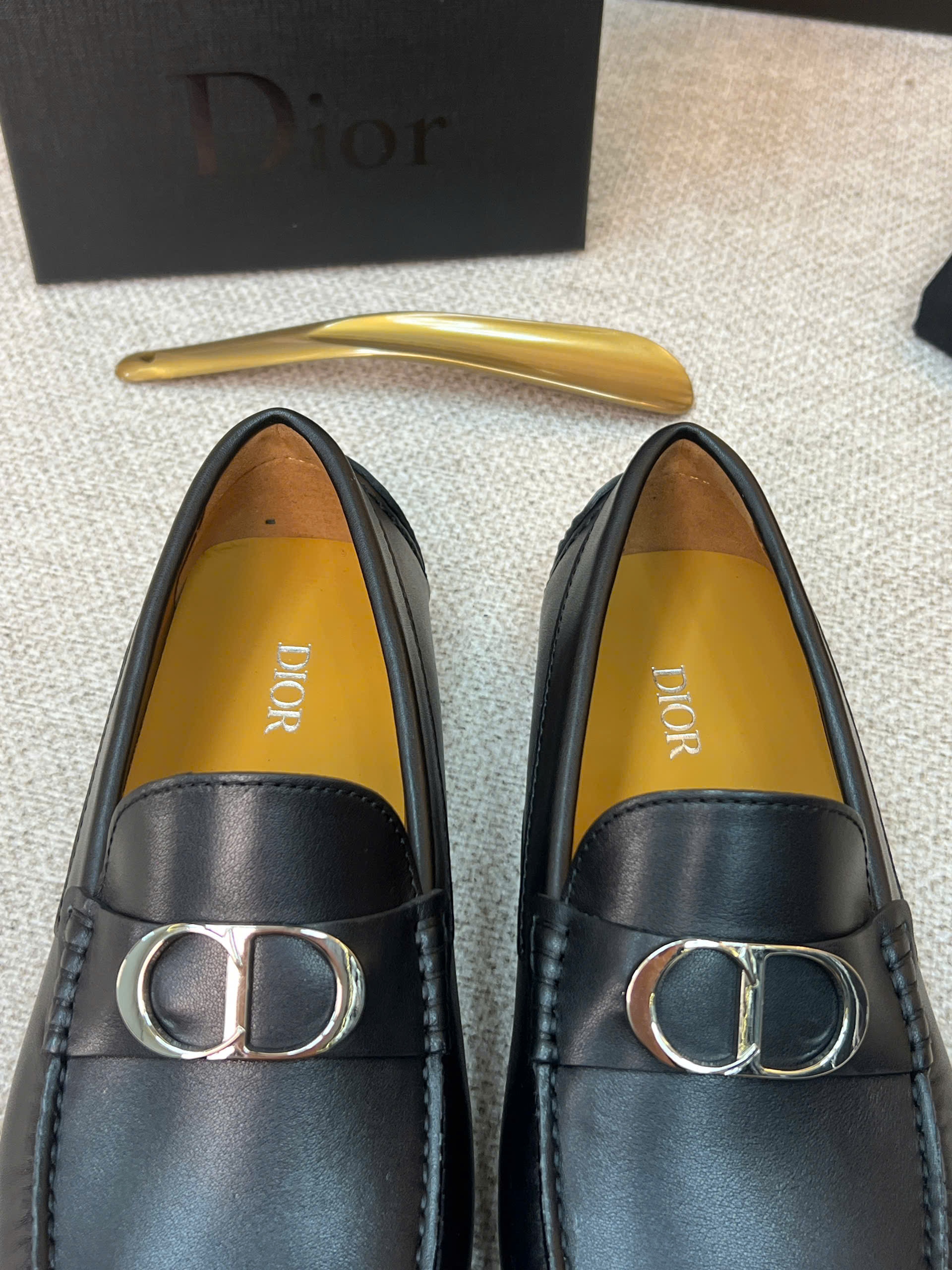 Giày moca Dior CD logo tag bạc da Bê Đen bóng Like Auth 38-43 VTN