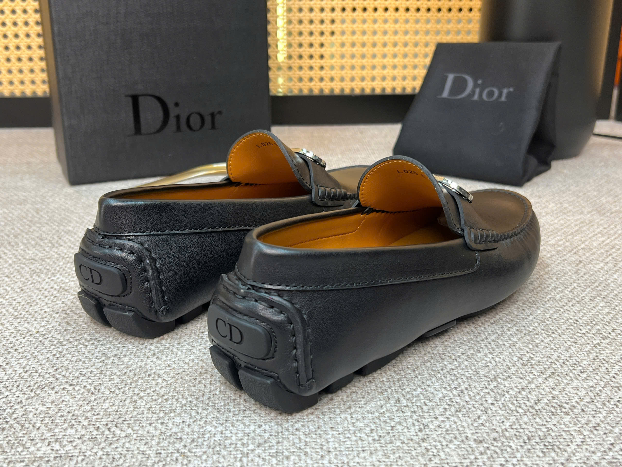 Giày moca Dior CD logo tag bạc da Bê Đen bóng Like Auth 38-43 VTN