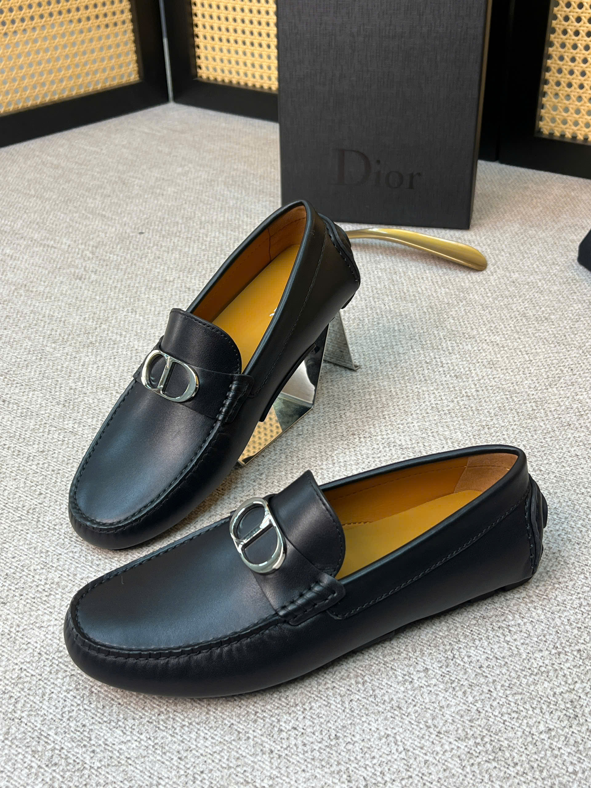Giày moca Dior CD logo tag bạc da Bê Đen bóng Like Auth 38-43 VTN