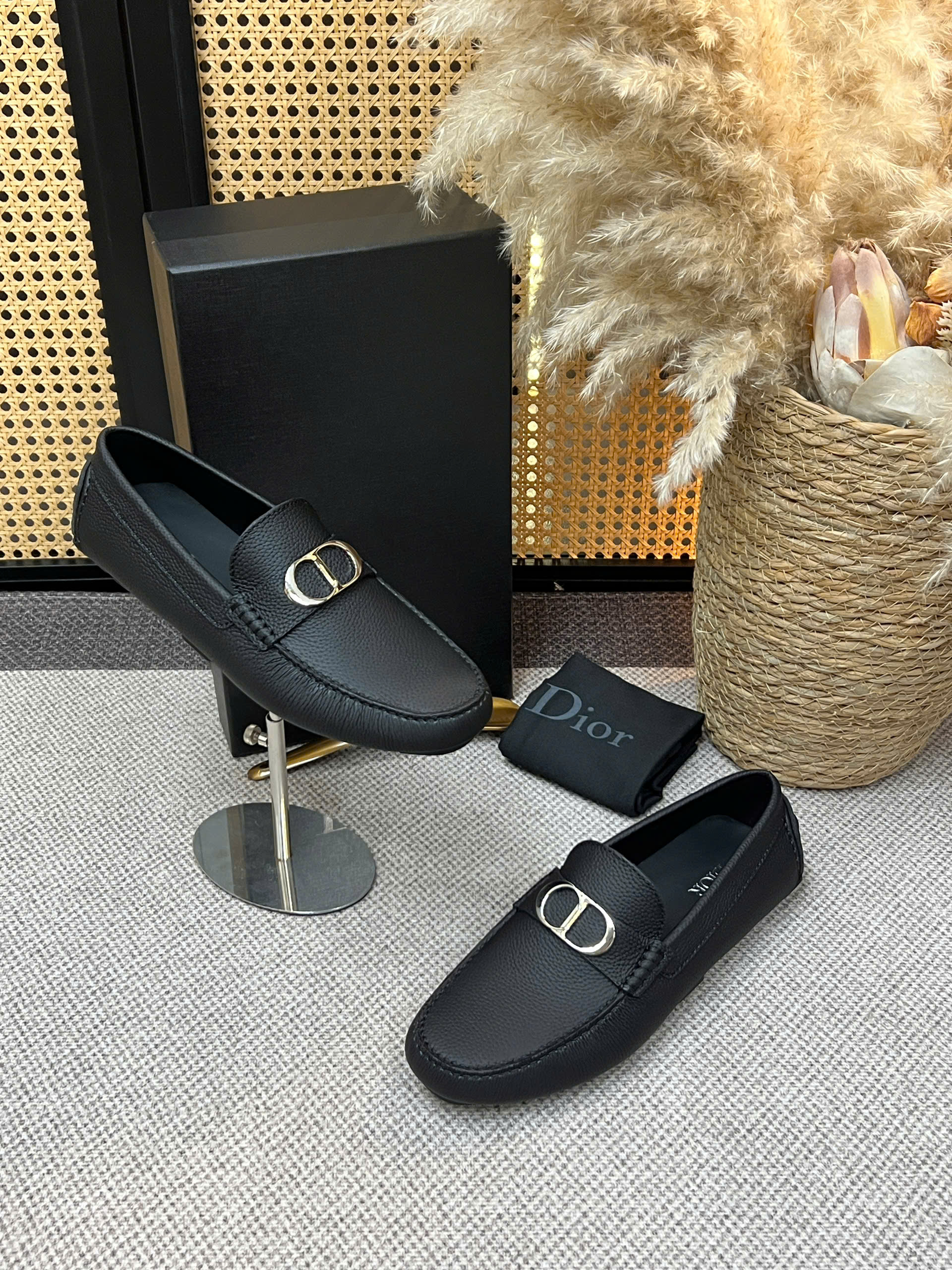 Giày moca Dior CD logo tag Bạc da Bê Đen sần Like Auth 38-43 VTN