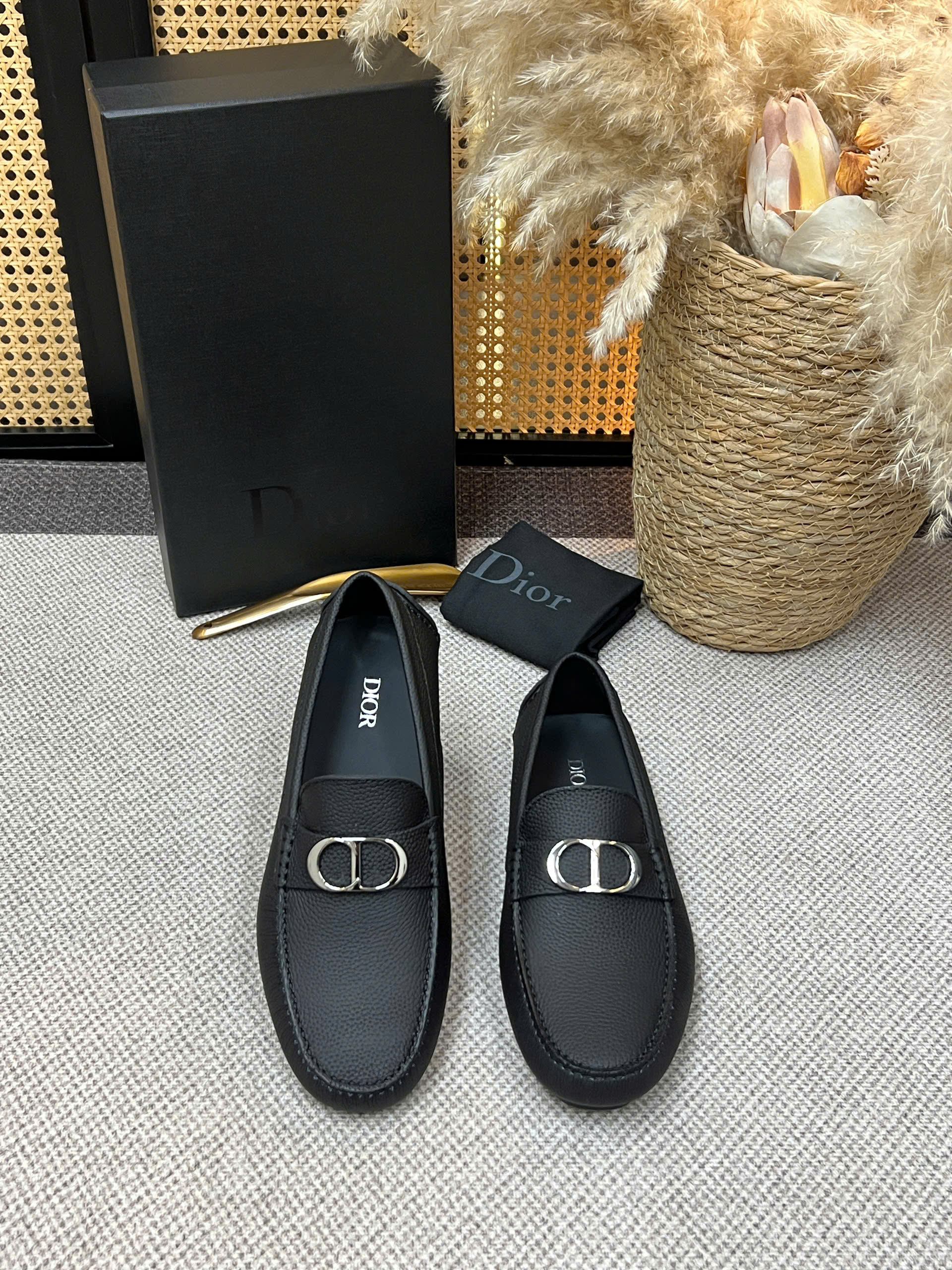 Giày moca Dior CD logo tag Bạc da Bê Đen sần Like Auth 38-43 VTN