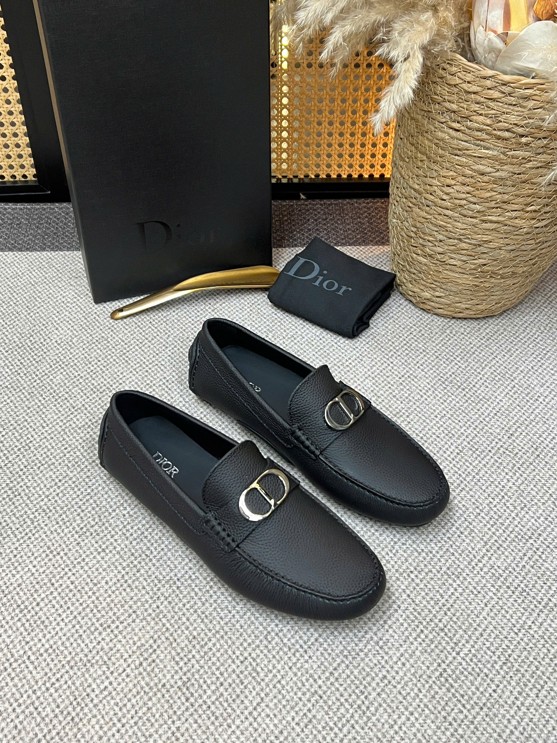 Giày moca Dior CD logo tag Bạc da Bê Đen sần Like Auth 38-43 VTN