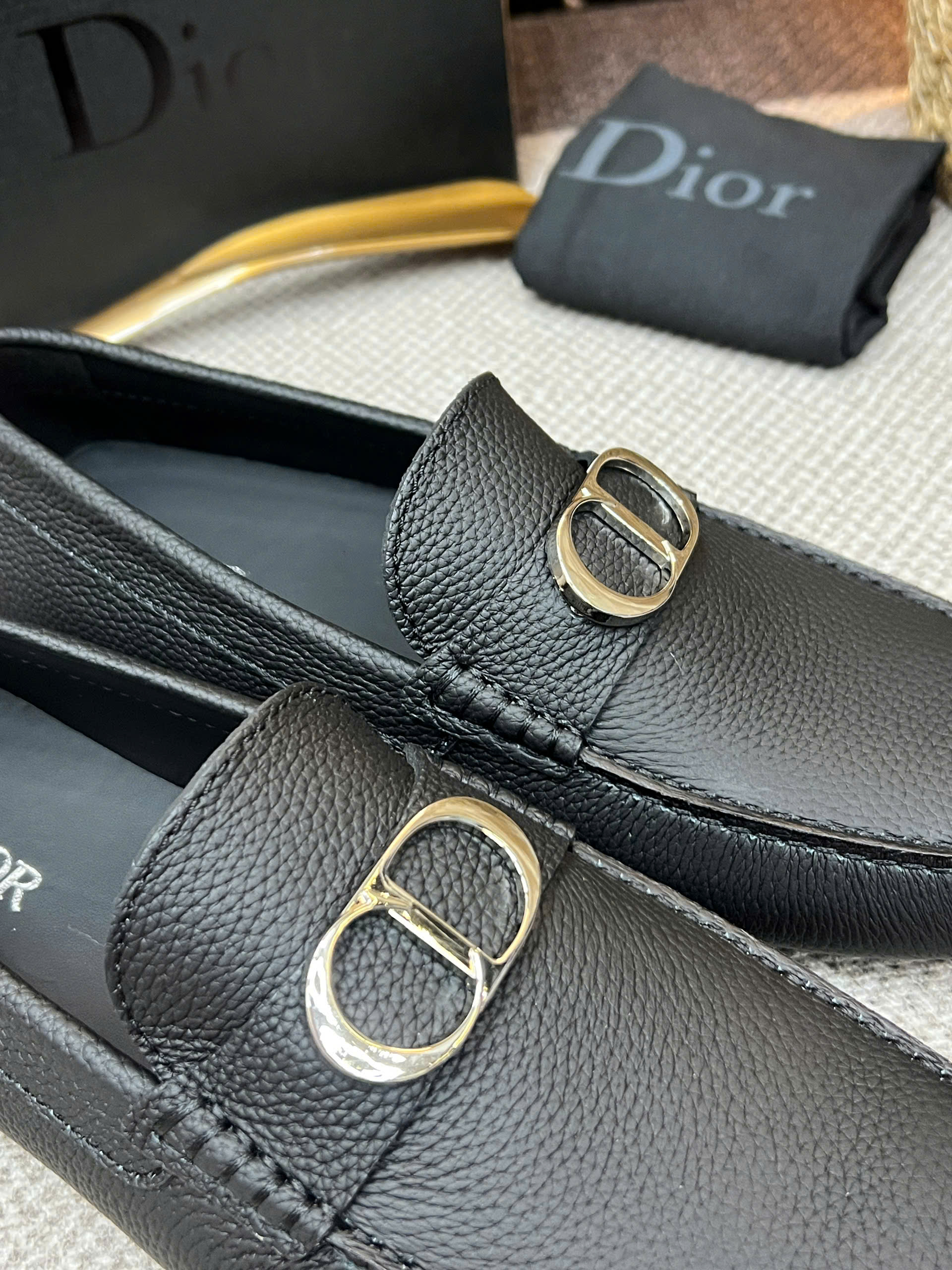 Giày moca Dior CD logo tag Bạc da Bê Đen sần Like Auth 38-43 VTN