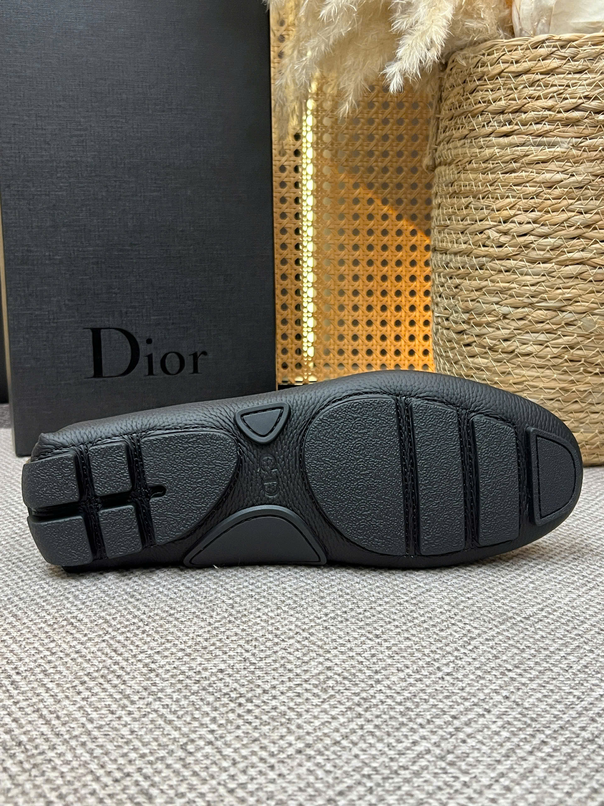 Giày moca Dior CD logo tag Bạc da Bê Đen sần Like Auth 38-43 VTN