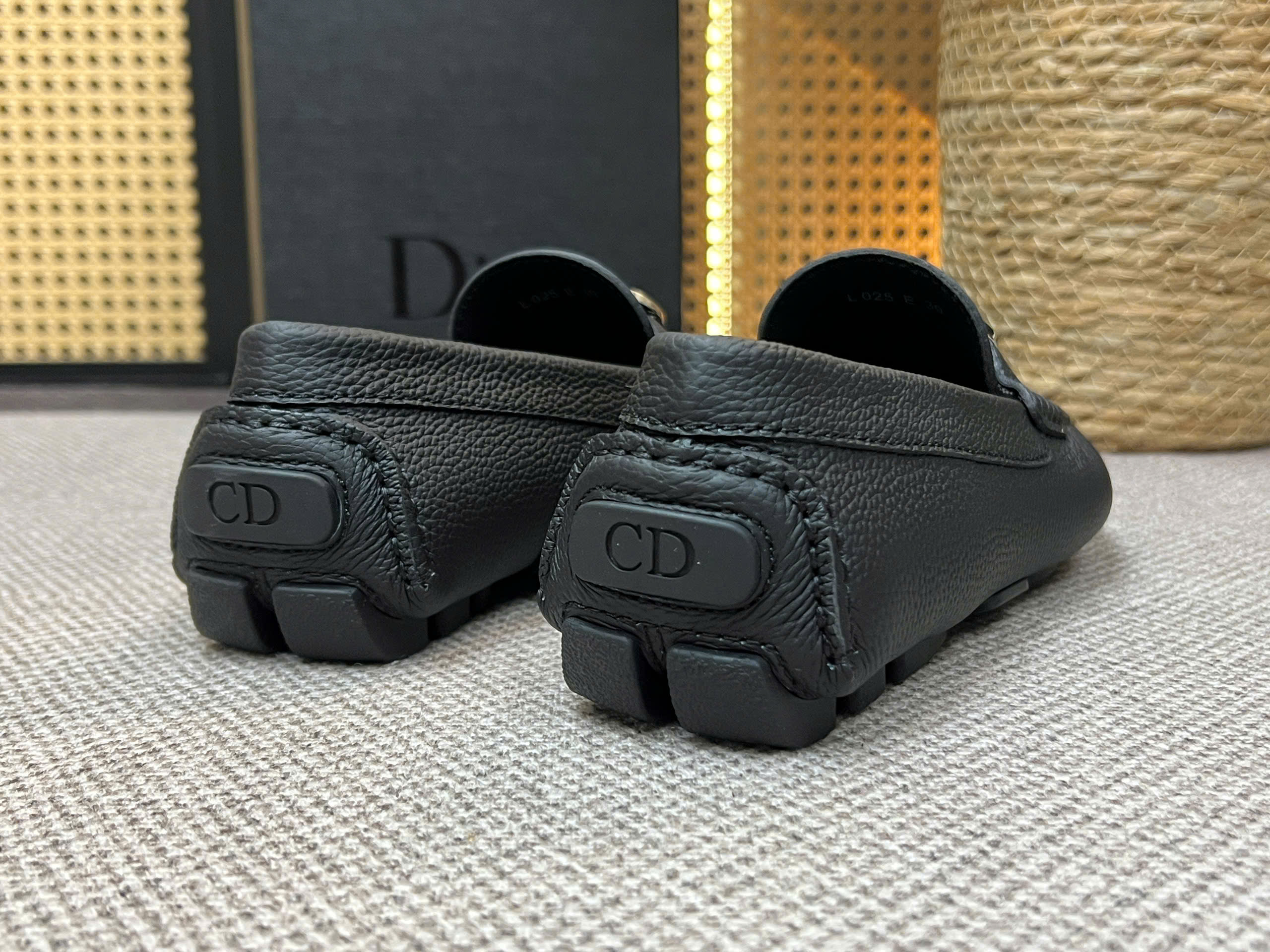Giày moca Dior CD logo tag Bạc da Bê Đen sần Like Auth 38-43 VTN