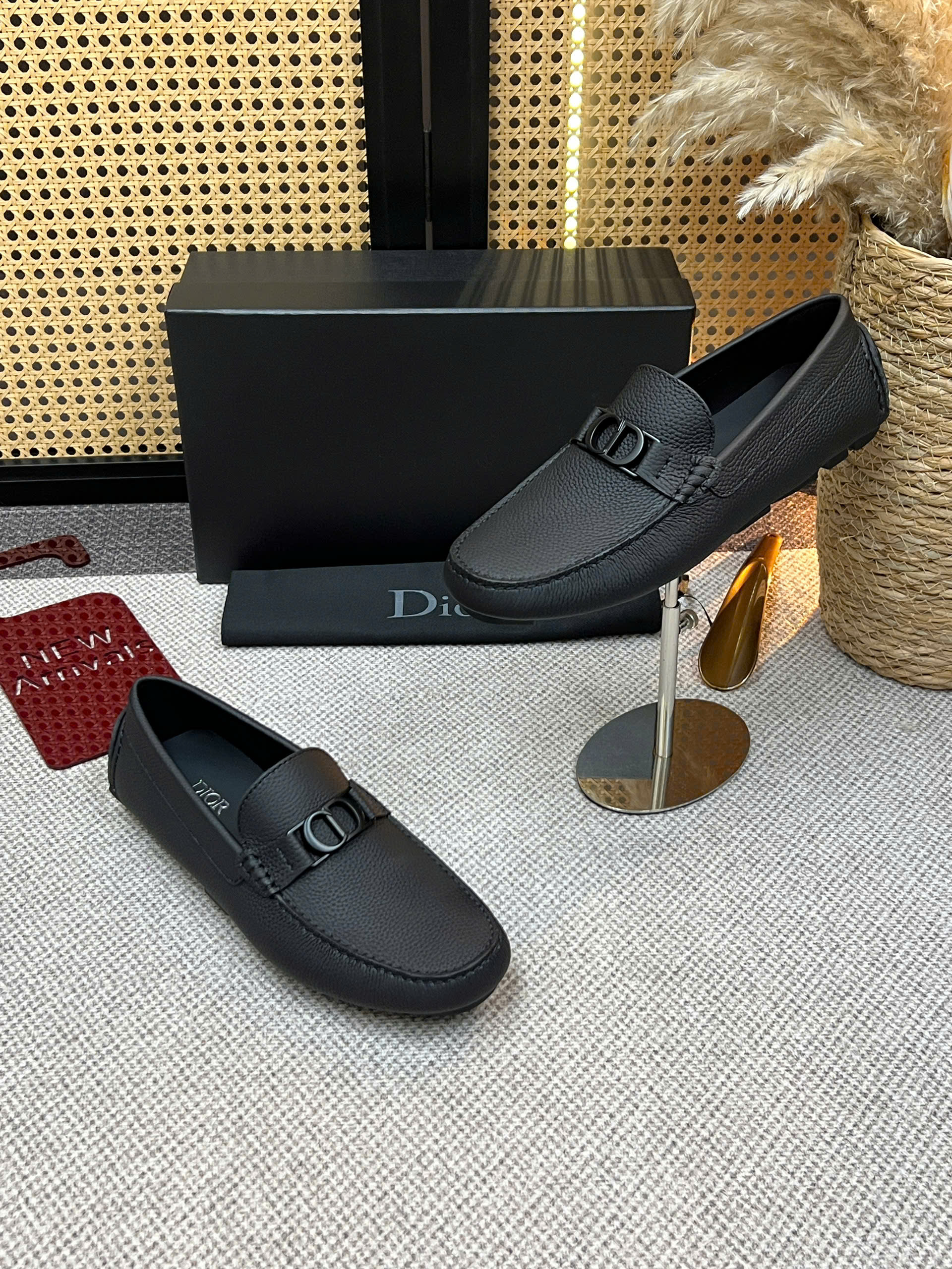 Giày moca Dior CD logo tag kim loại Đen da Bê sần Like Auth 38-43 VTN