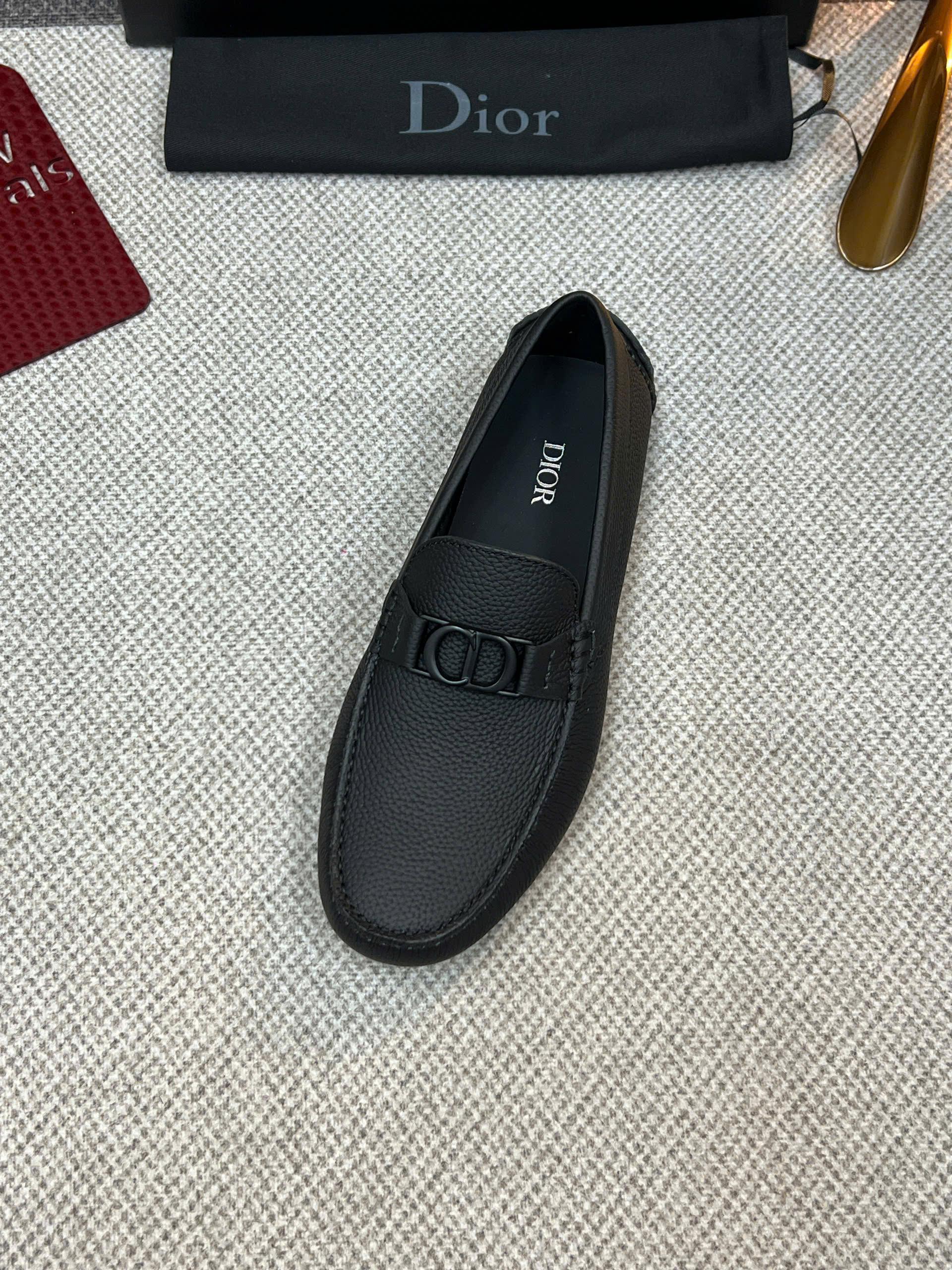 Giày moca Dior CD logo tag kim loại Đen da Bê sần Like Auth 38-43 VTN
