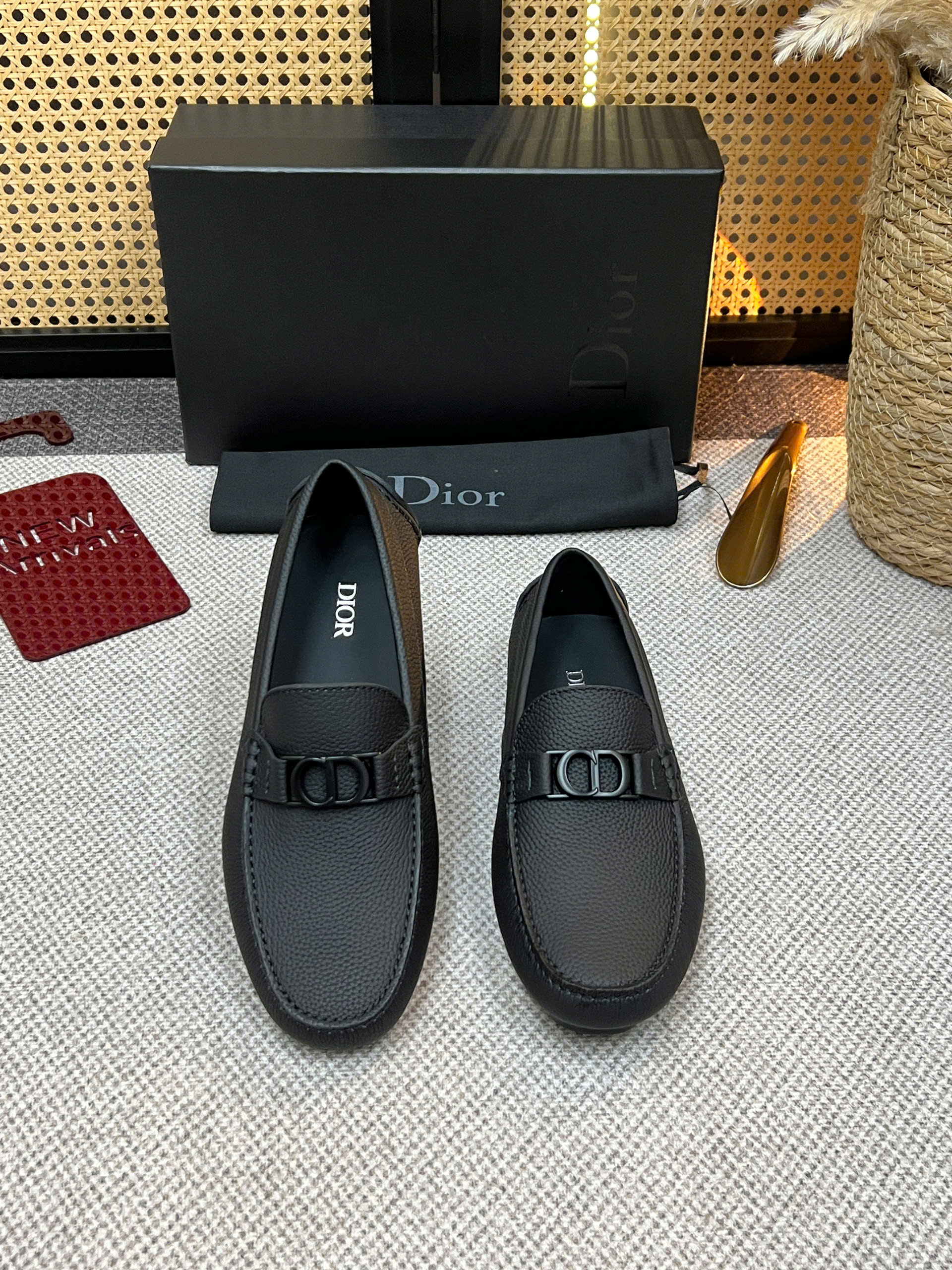 Giày moca Dior CD logo tag kim loại Đen da Bê sần Like Auth 38-43 VTN