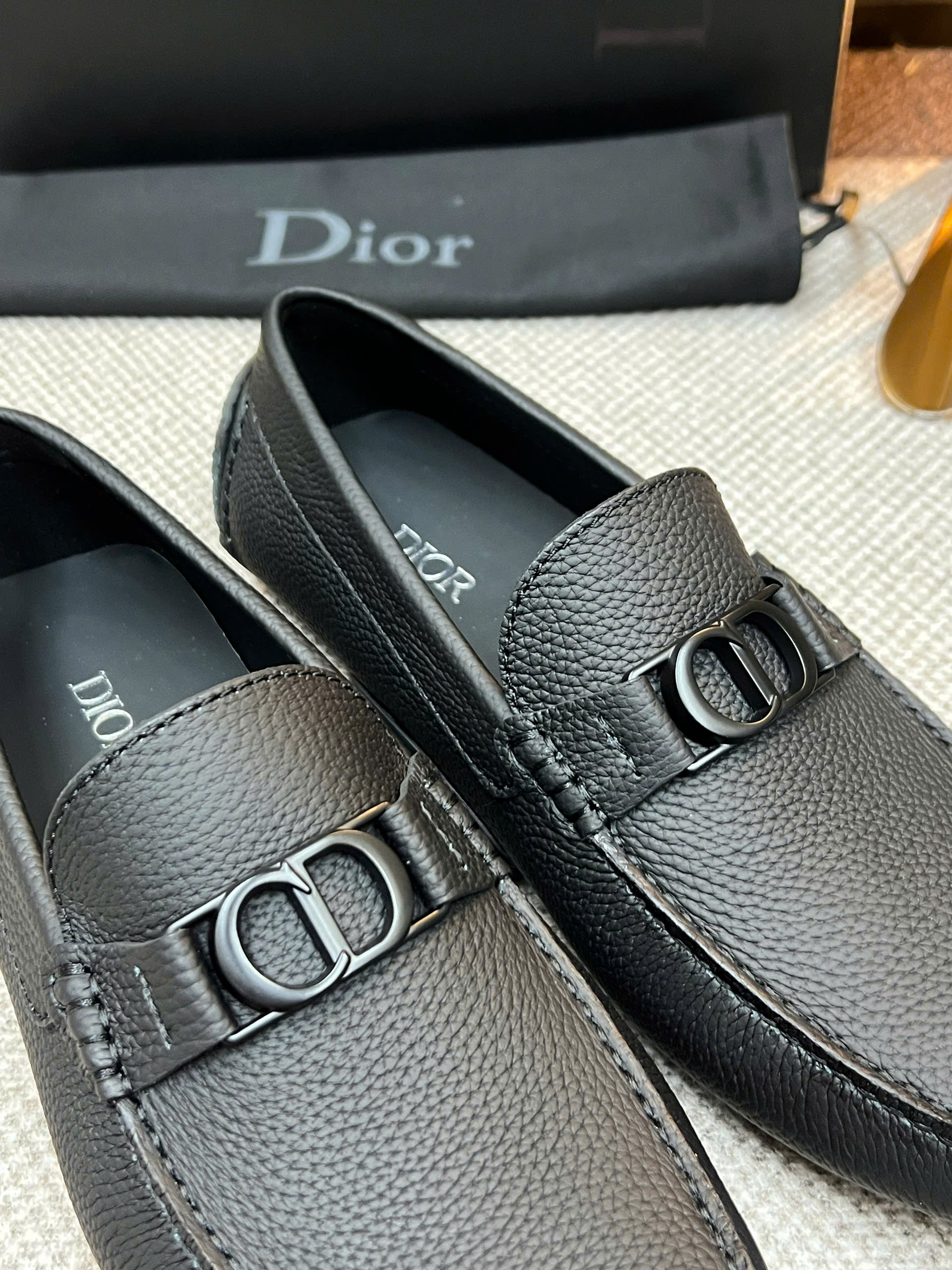 Giày moca Dior CD logo tag kim loại Đen da Bê sần Like Auth 38-43 VTN