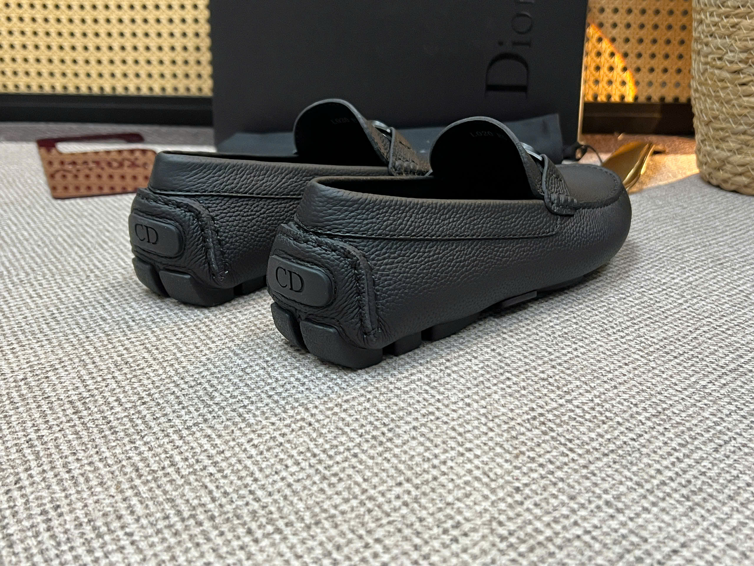 Giày moca Dior CD logo tag kim loại Đen da Bê sần Like Auth 38-43 VTN