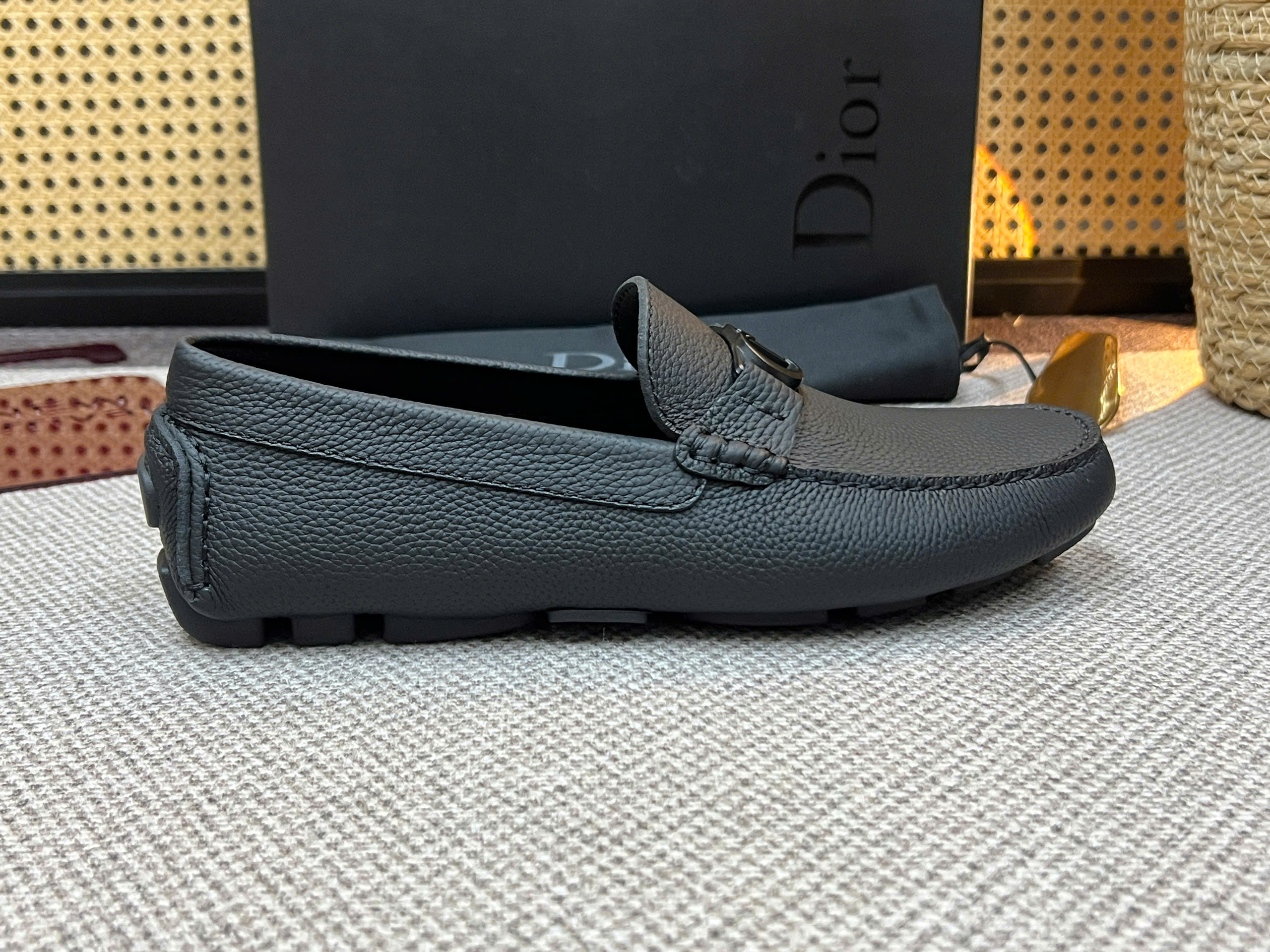 Giày moca Dior CD logo tag kim loại Đen da Bê sần Like Auth 38-43 VTN