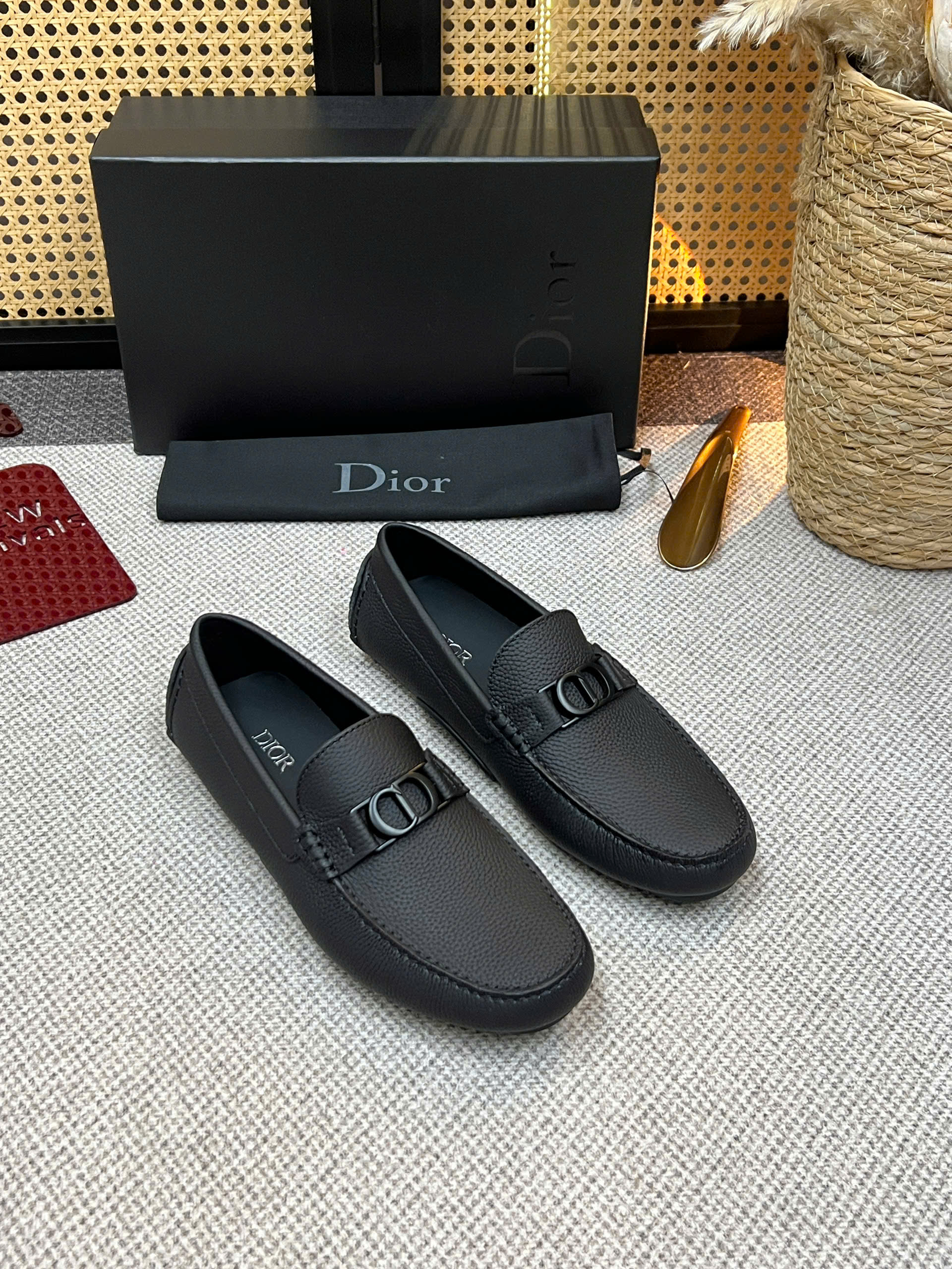 Giày moca Dior CD logo tag kim loại Đen da Bê sần Like Auth 38-43 VTN