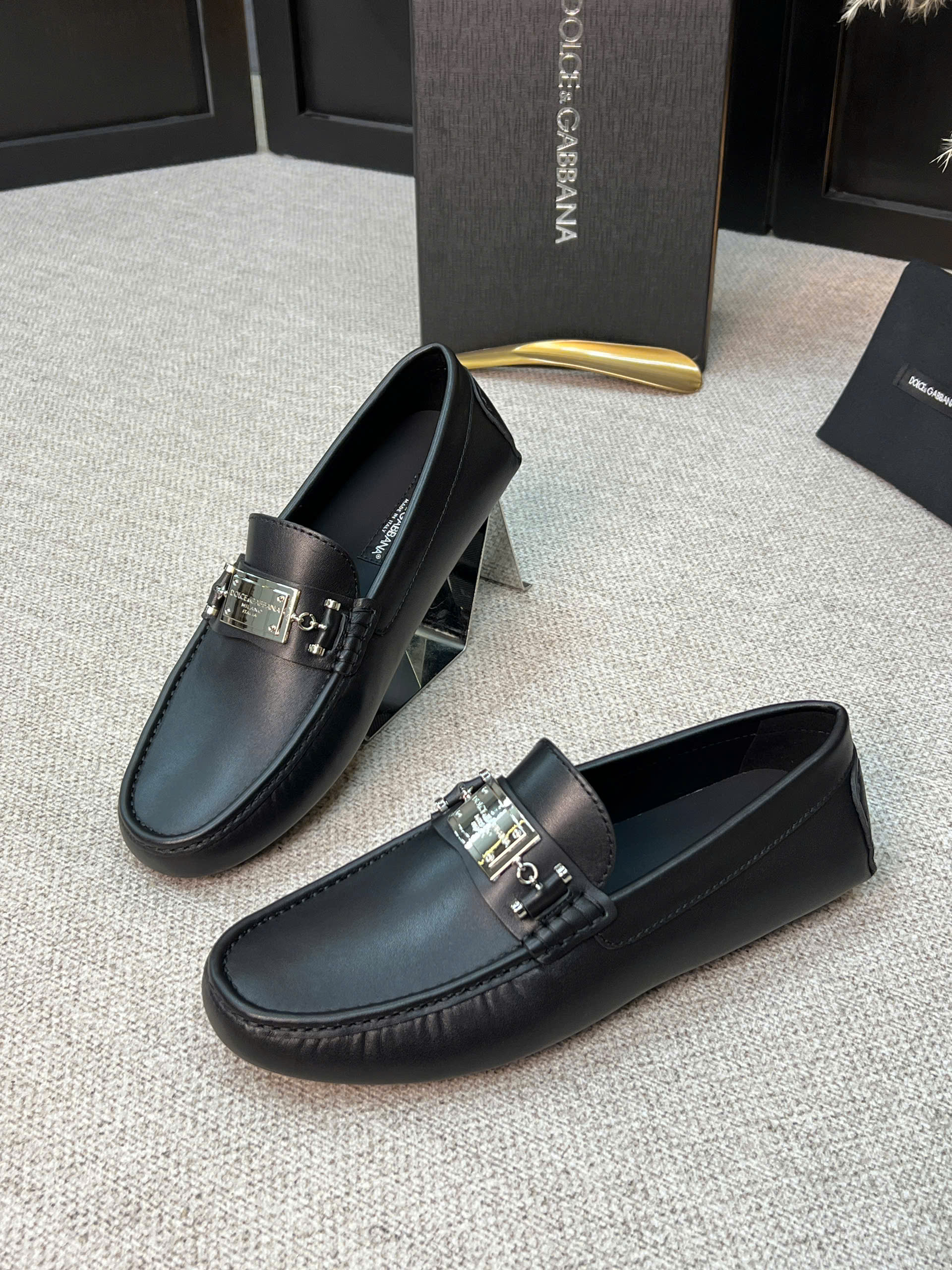 Giày moca Dolce Gabbana DG da Bê đen bóng tag bạc vuông xích Like Auth 38-43 VTN