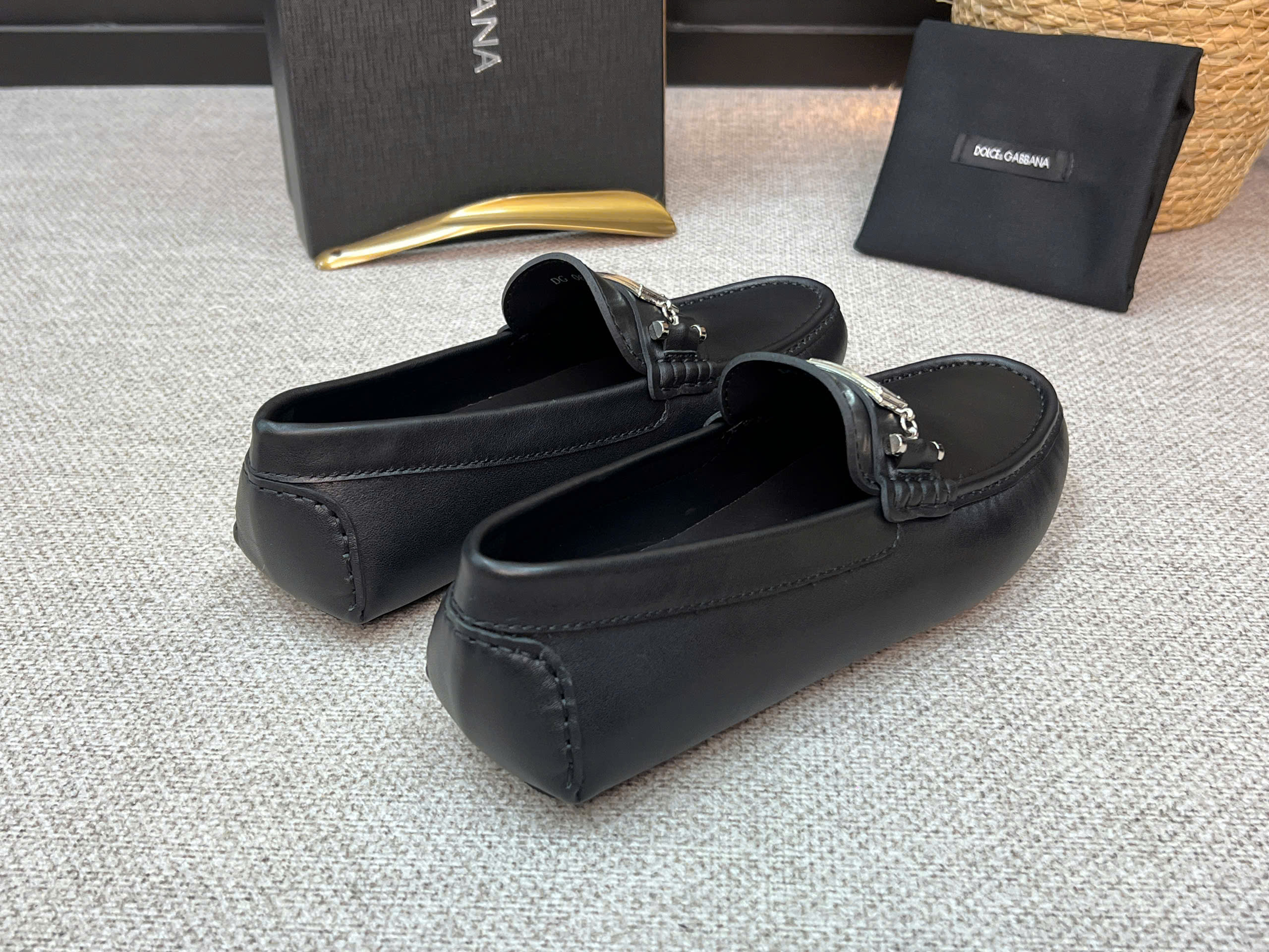 Giày moca Dolce Gabbana DG da Bê đen bóng tag bạc vuông xích Like Auth 38-43 VTN