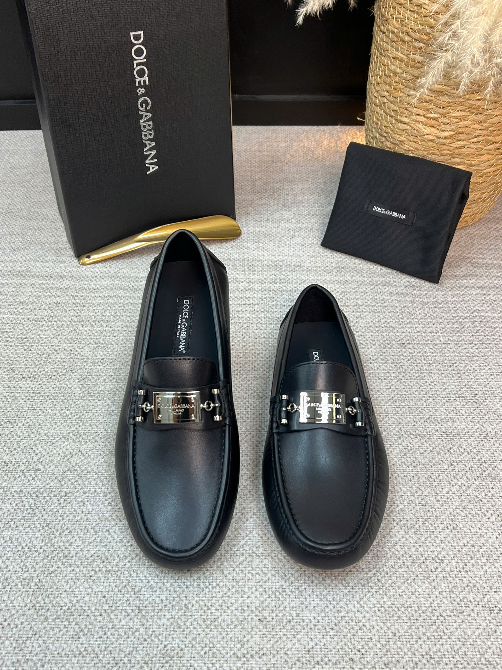 Giày moca Dolce Gabbana DG da Bê đen bóng tag bạc vuông xích Like Auth 38-43 VTN