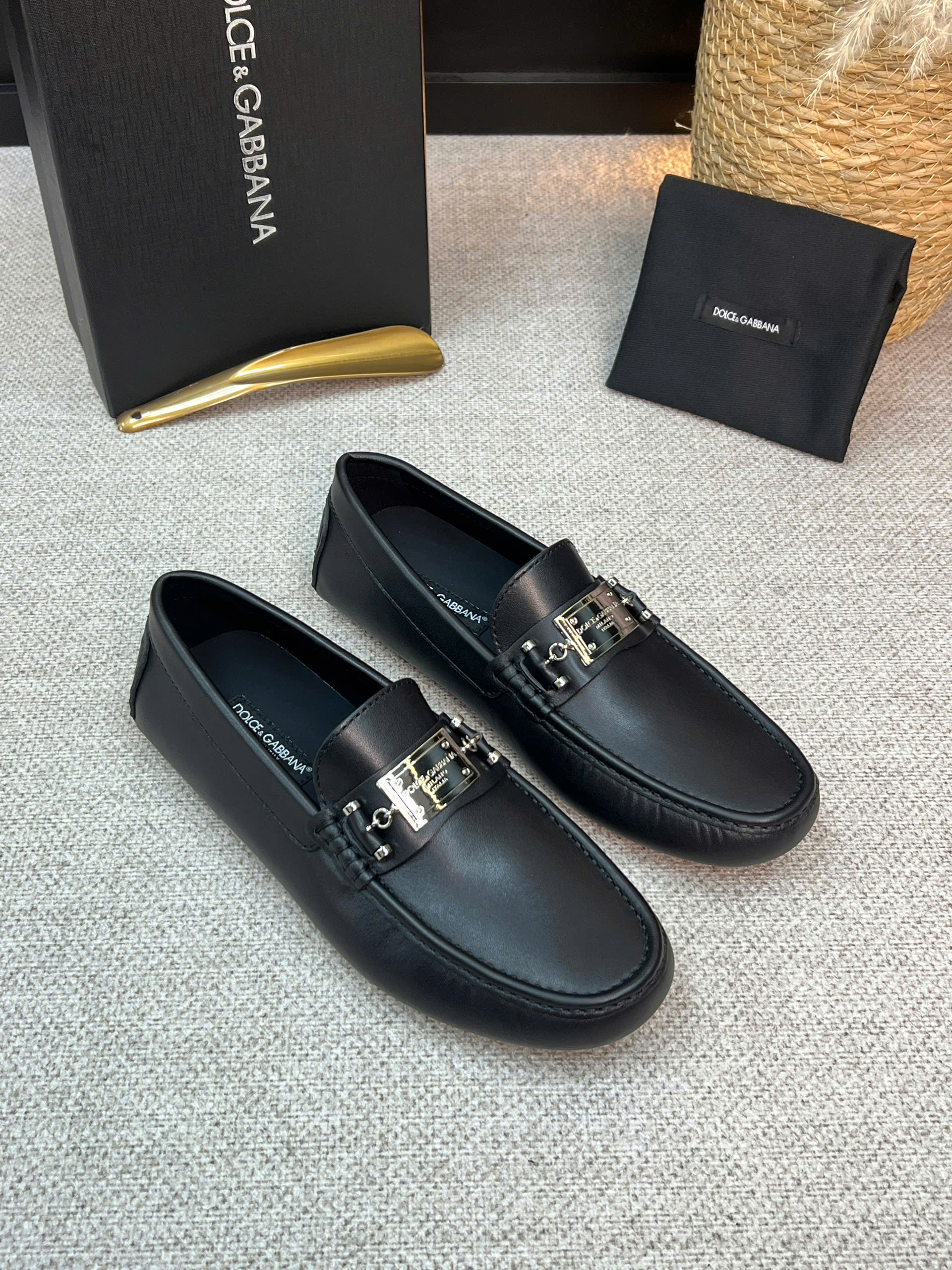 Giày moca Dolce Gabbana DG da Bê đen bóng tag bạc vuông xích Like Auth 38-43 VTN