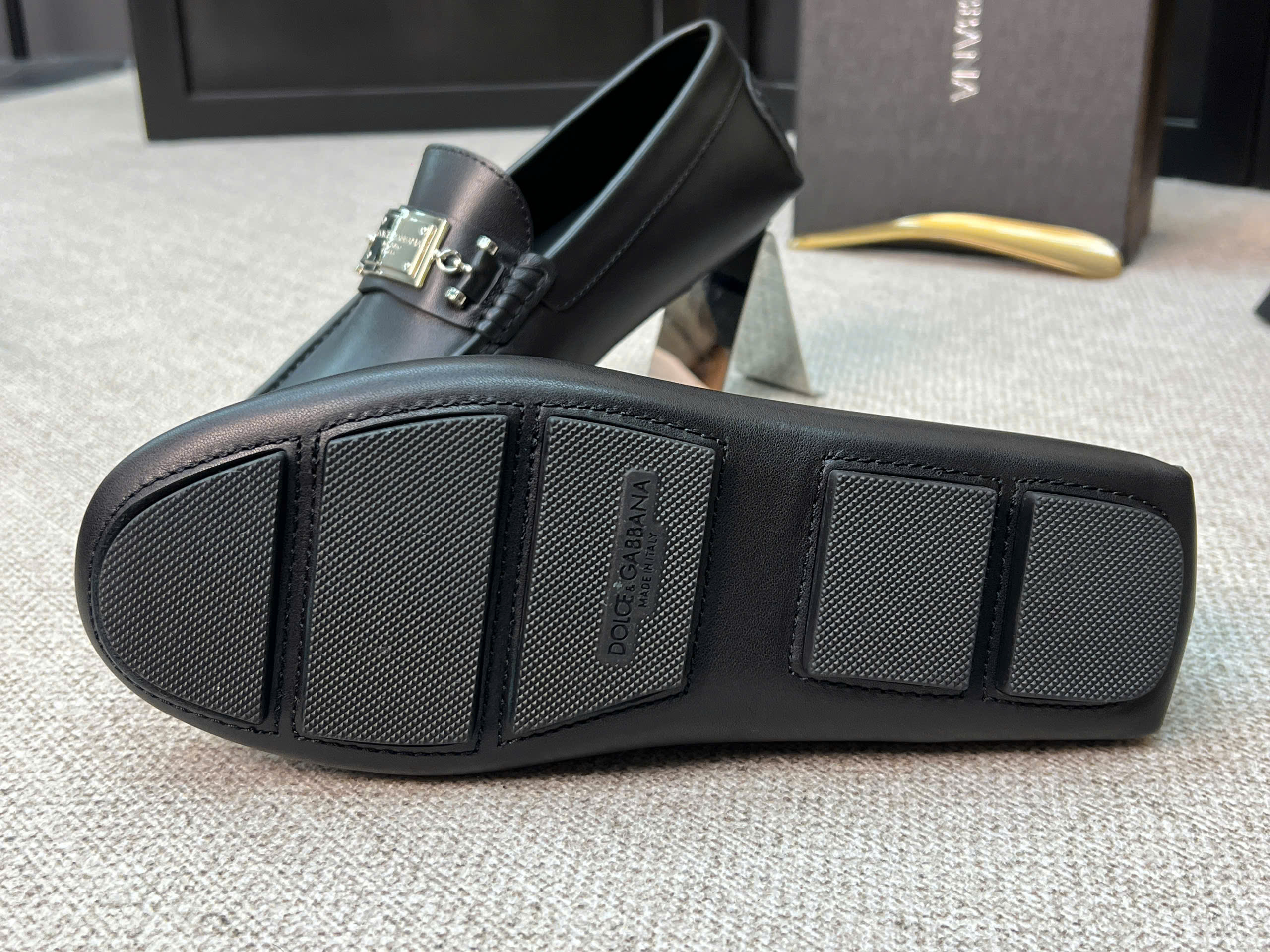 Giày moca Dolce Gabbana DG da Bê đen bóng tag bạc vuông xích Like Auth 38-43 VTN