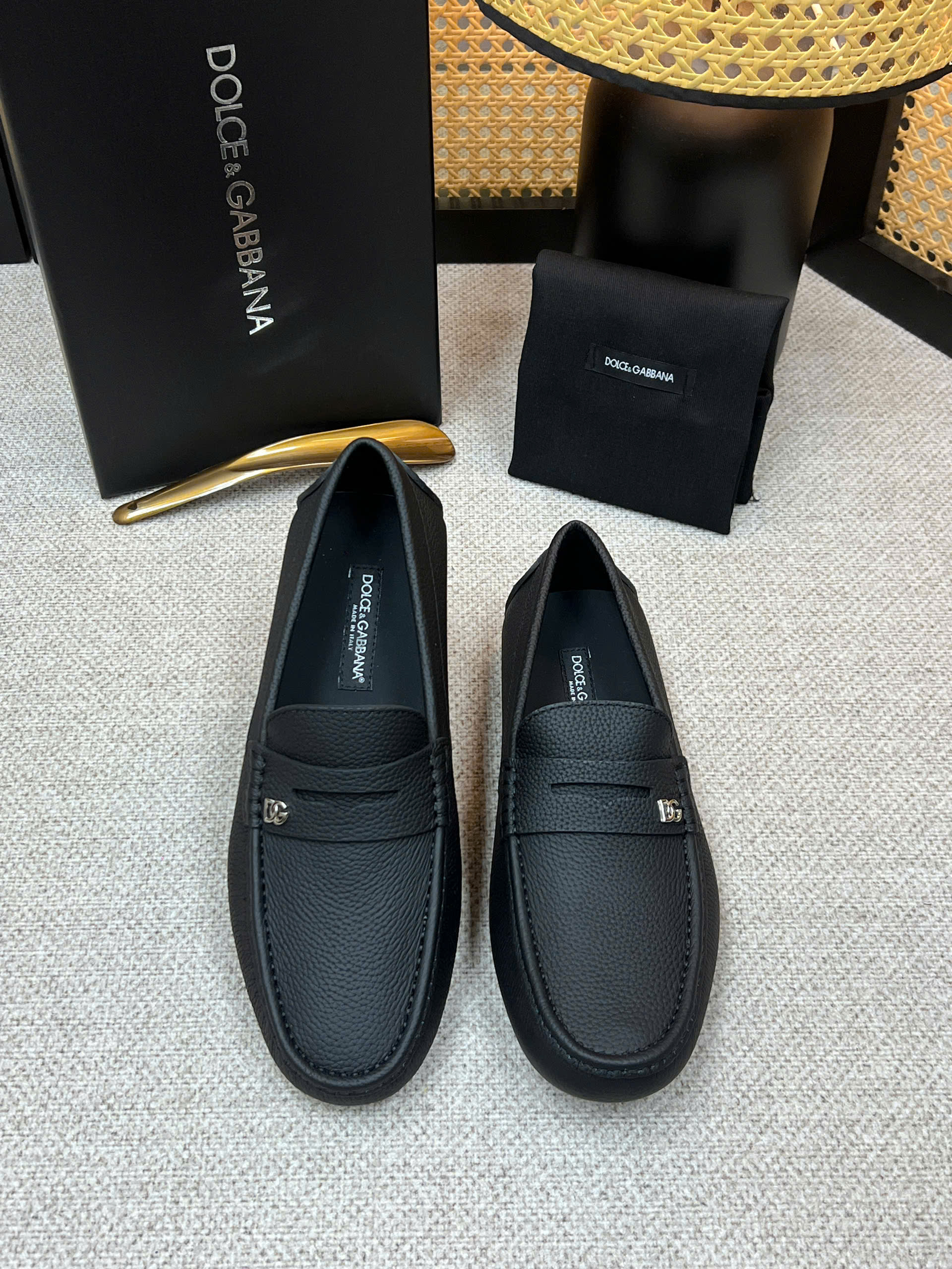 Giày moca Dolce Gabbana DG da Bê đen sần tag Bạc nhỏ Like Auth 38-43 VTN