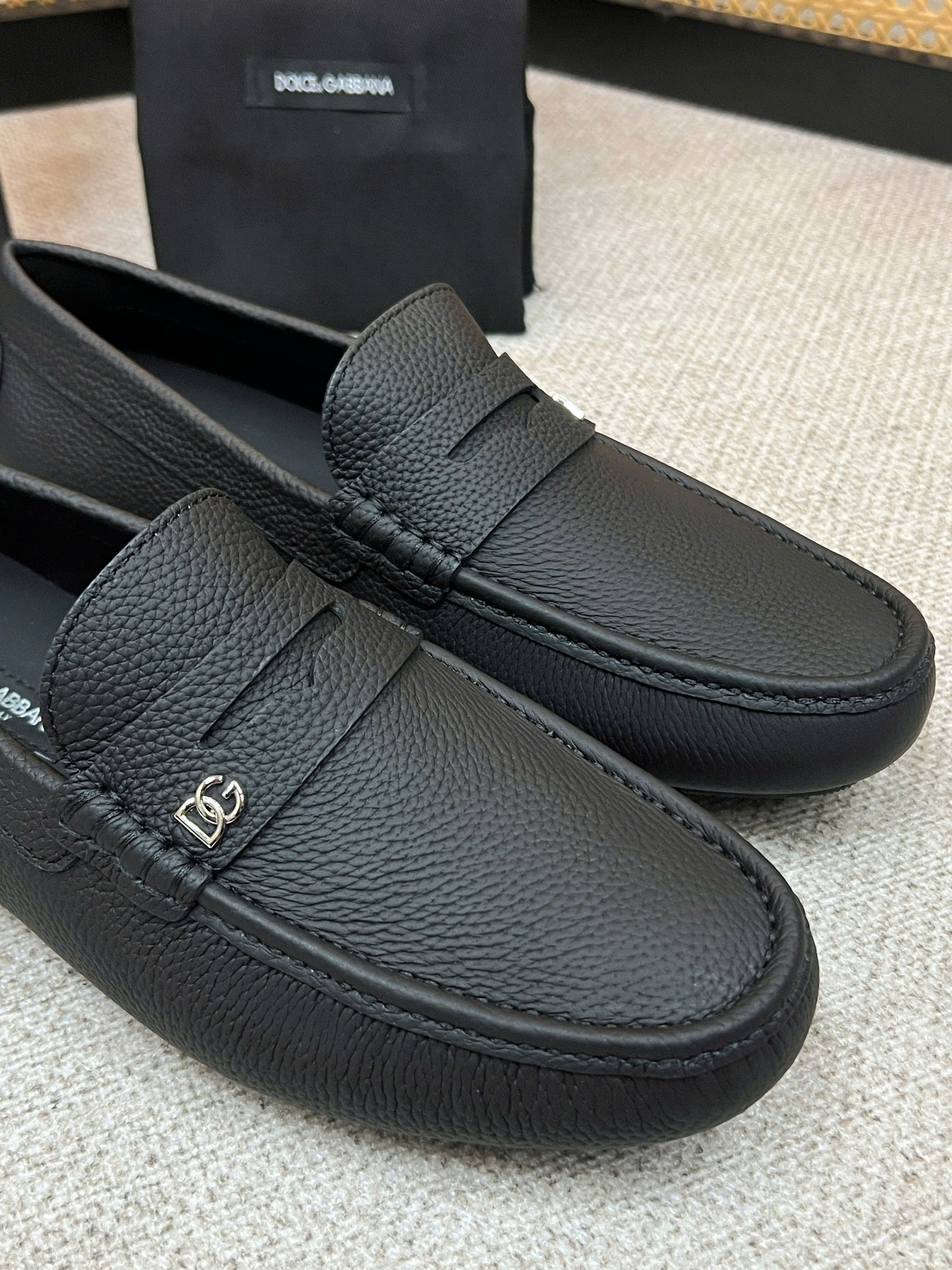 Giày moca Dolce Gabbana DG da Bê đen sần tag Bạc nhỏ Like Auth 38-43 VTN