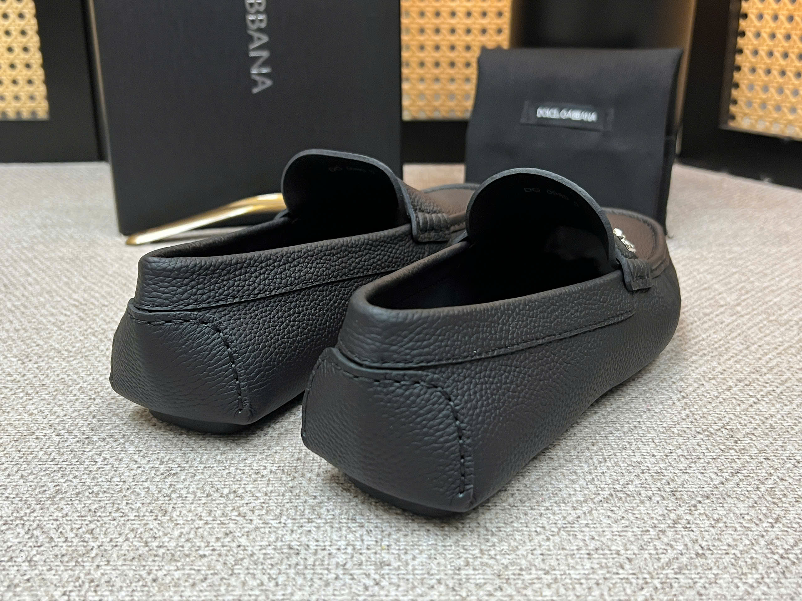 Giày moca Dolce Gabbana DG da Bê đen sần tag Bạc nhỏ Like Auth 38-43 VTN