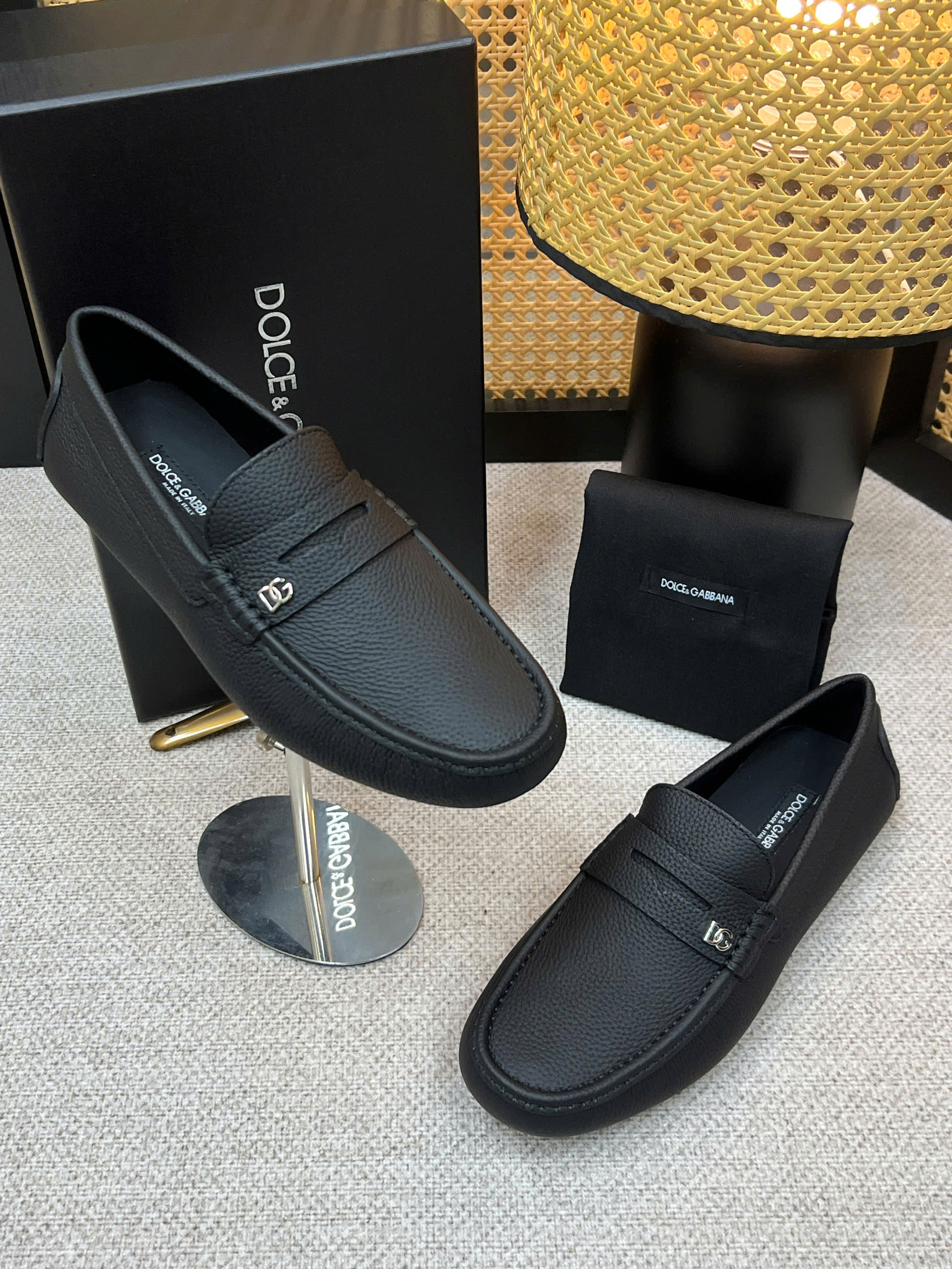Giày moca Dolce Gabbana DG da Bê đen sần tag Bạc nhỏ Like Auth 38-43 VTN