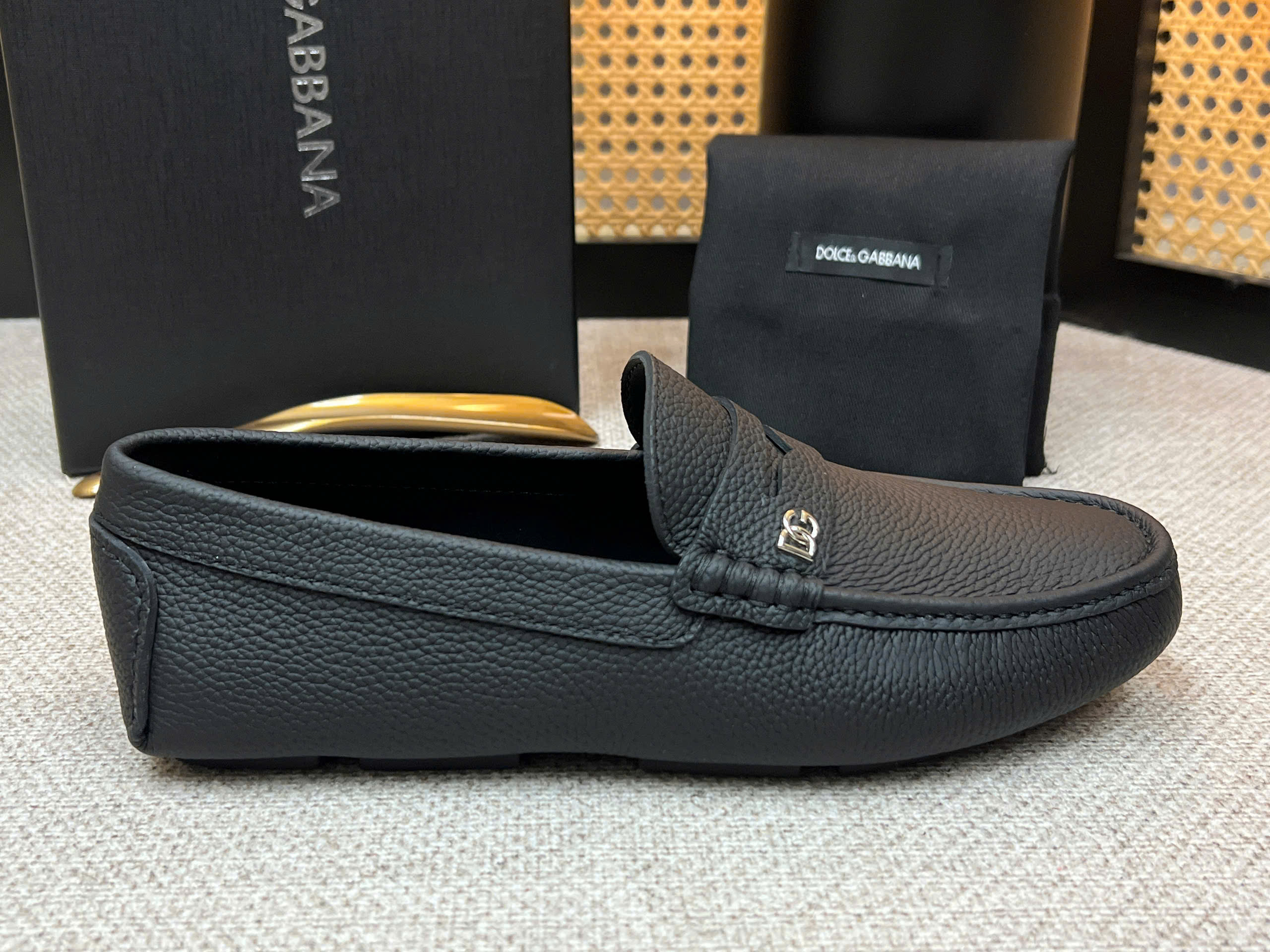 Giày moca Dolce Gabbana DG da Bê đen sần tag Bạc nhỏ Like Auth 38-43 VTN