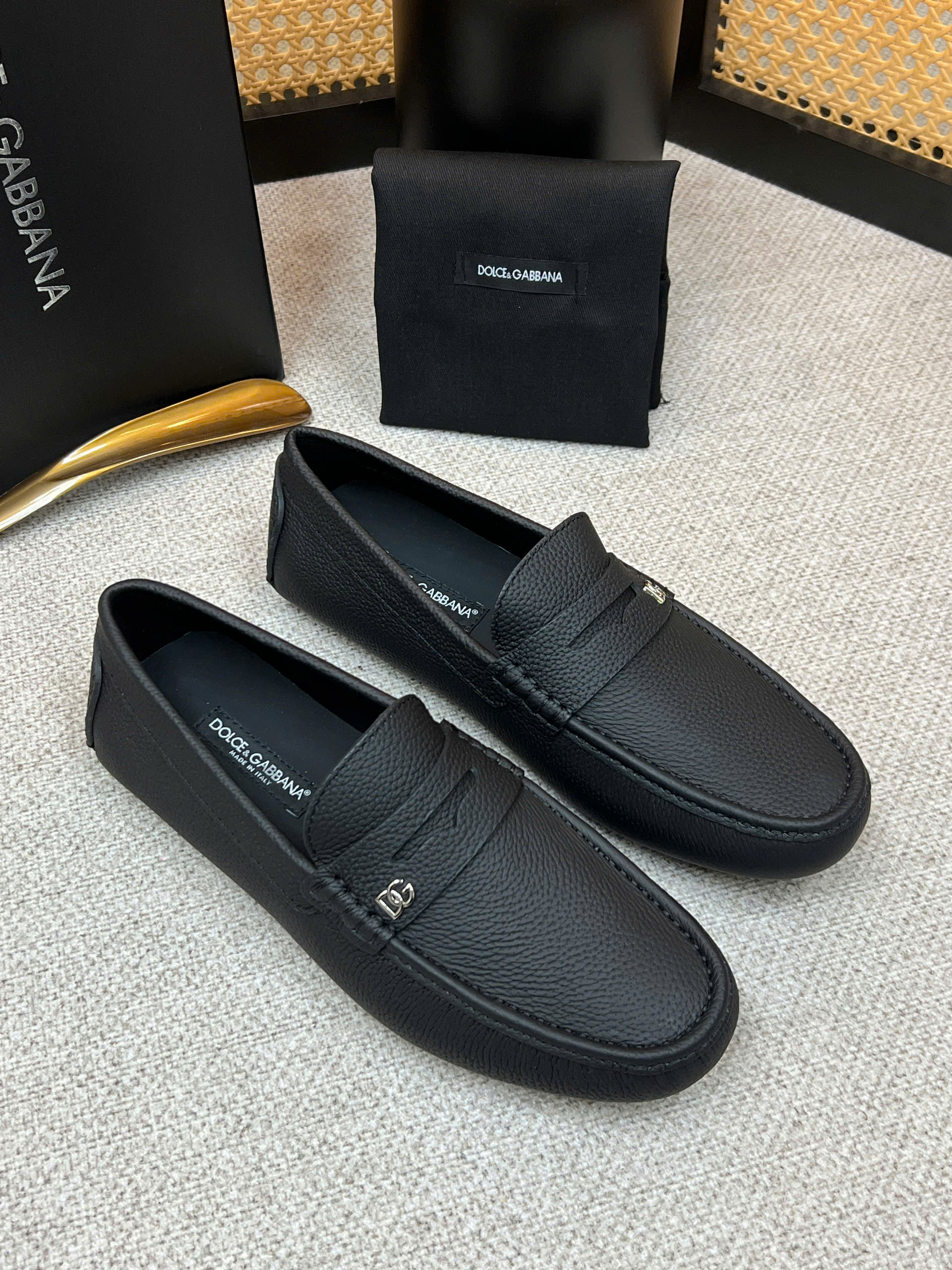 Giày moca Dolce Gabbana DG da Bê đen sần tag Bạc nhỏ Like Auth 38-43 VTN