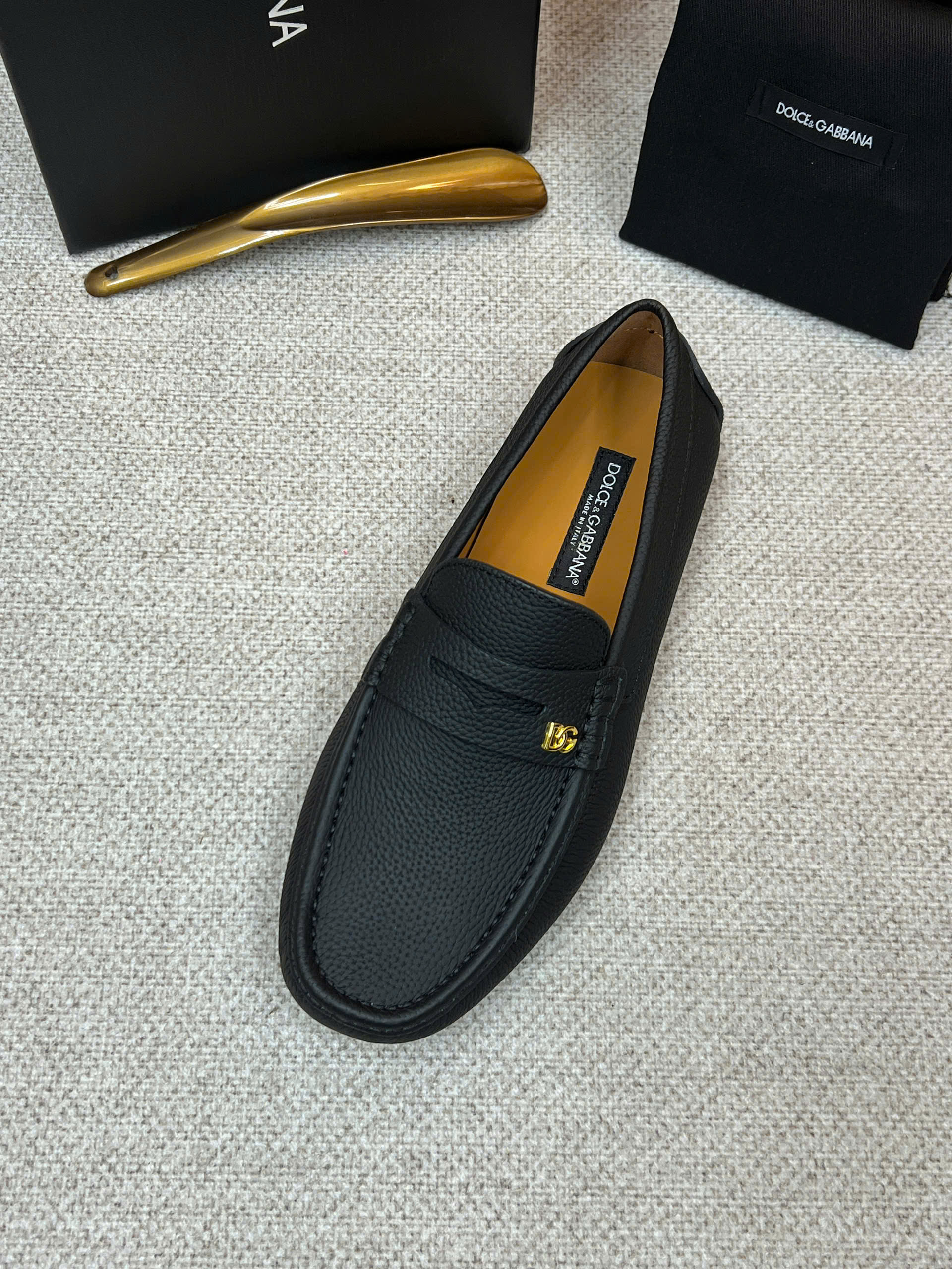 Giày moca Dolce Gabbana DG da Bê đen sần tag Vàng nhỏ Like Auth 38-43 VTN