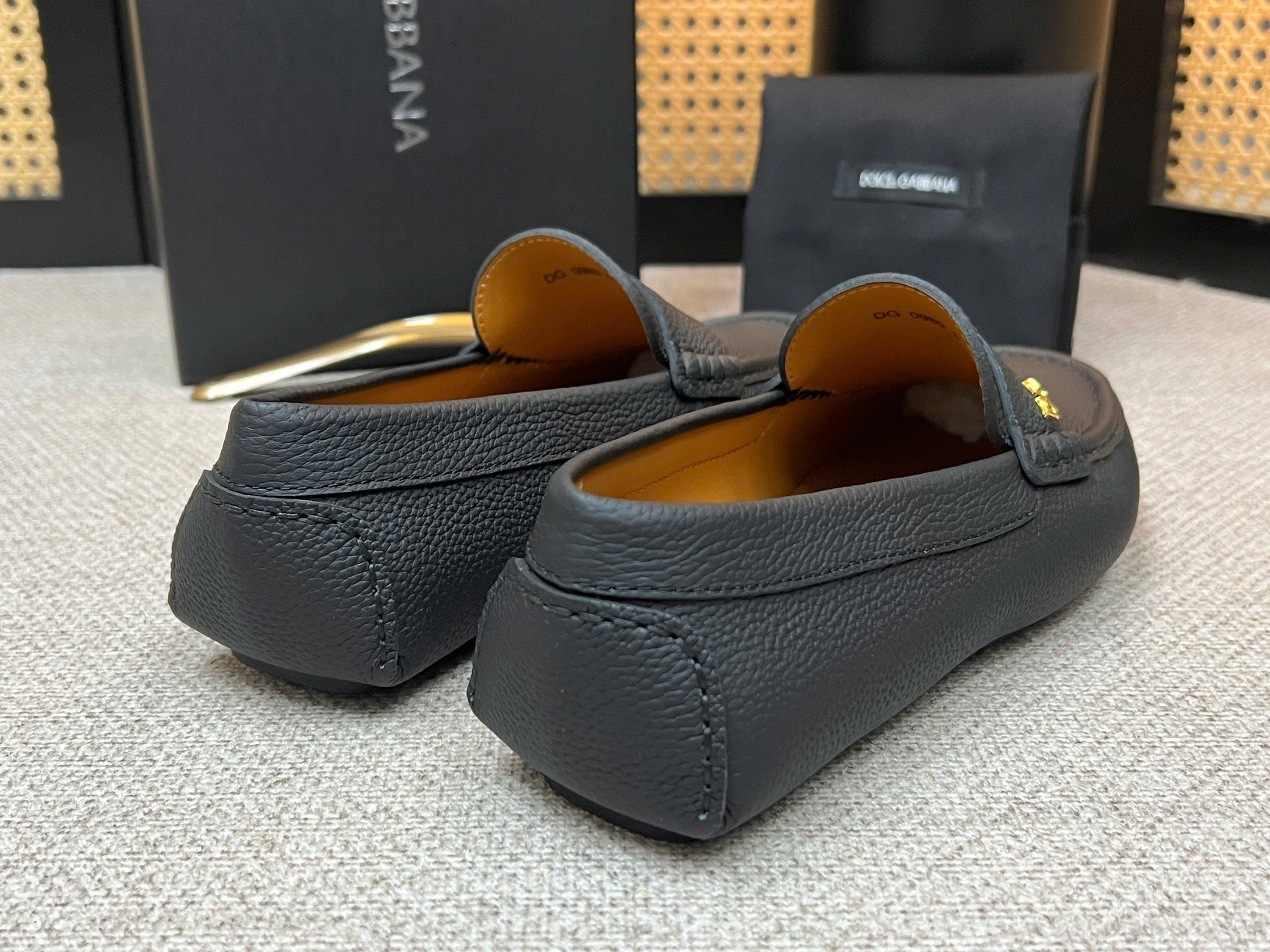 Giày moca Dolce Gabbana DG da Bê đen sần tag Vàng nhỏ Like Auth 38-43 VTN