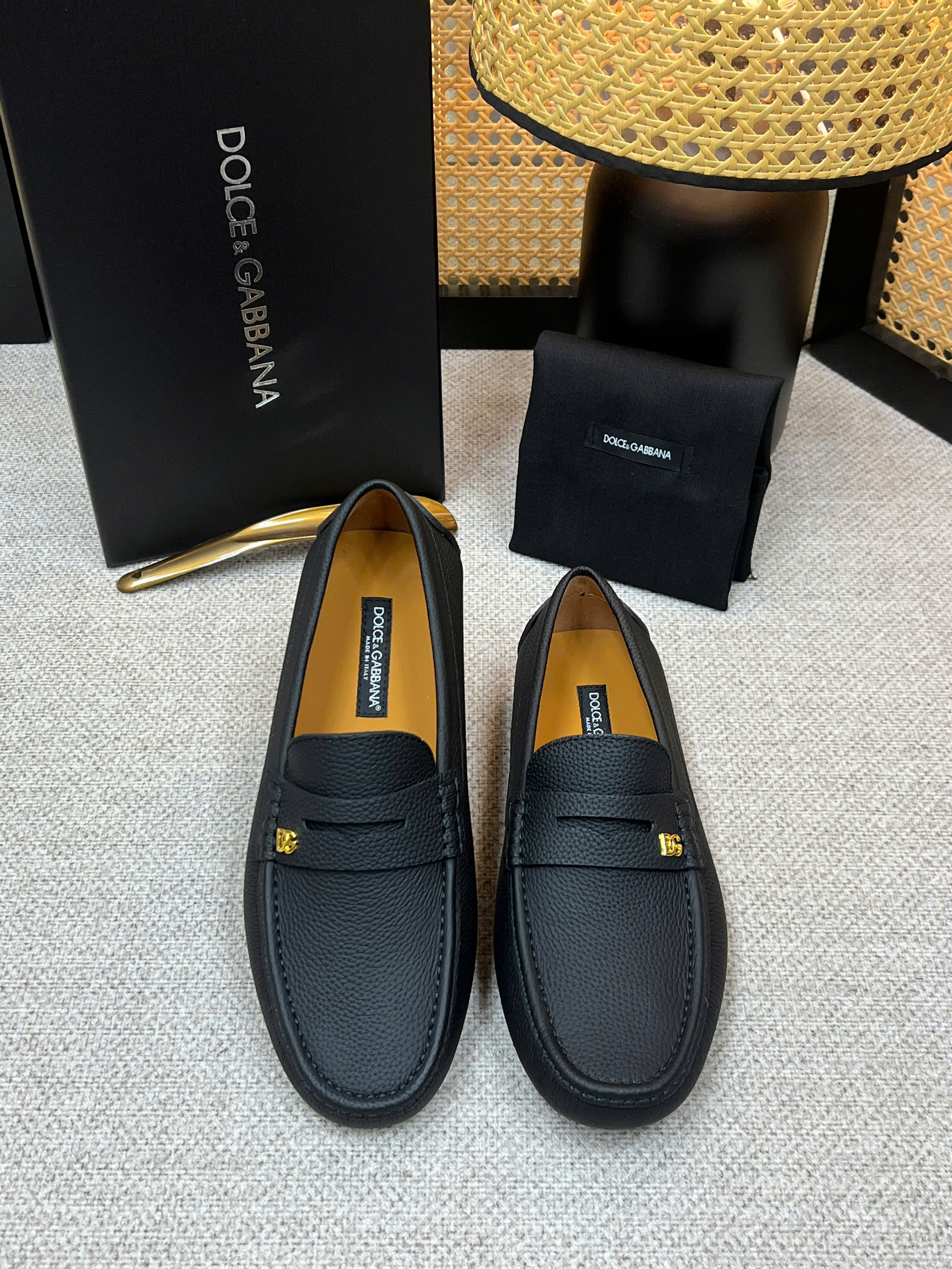 Giày moca Dolce Gabbana DG da Bê đen sần tag Vàng nhỏ Like Auth 38-43 VTN