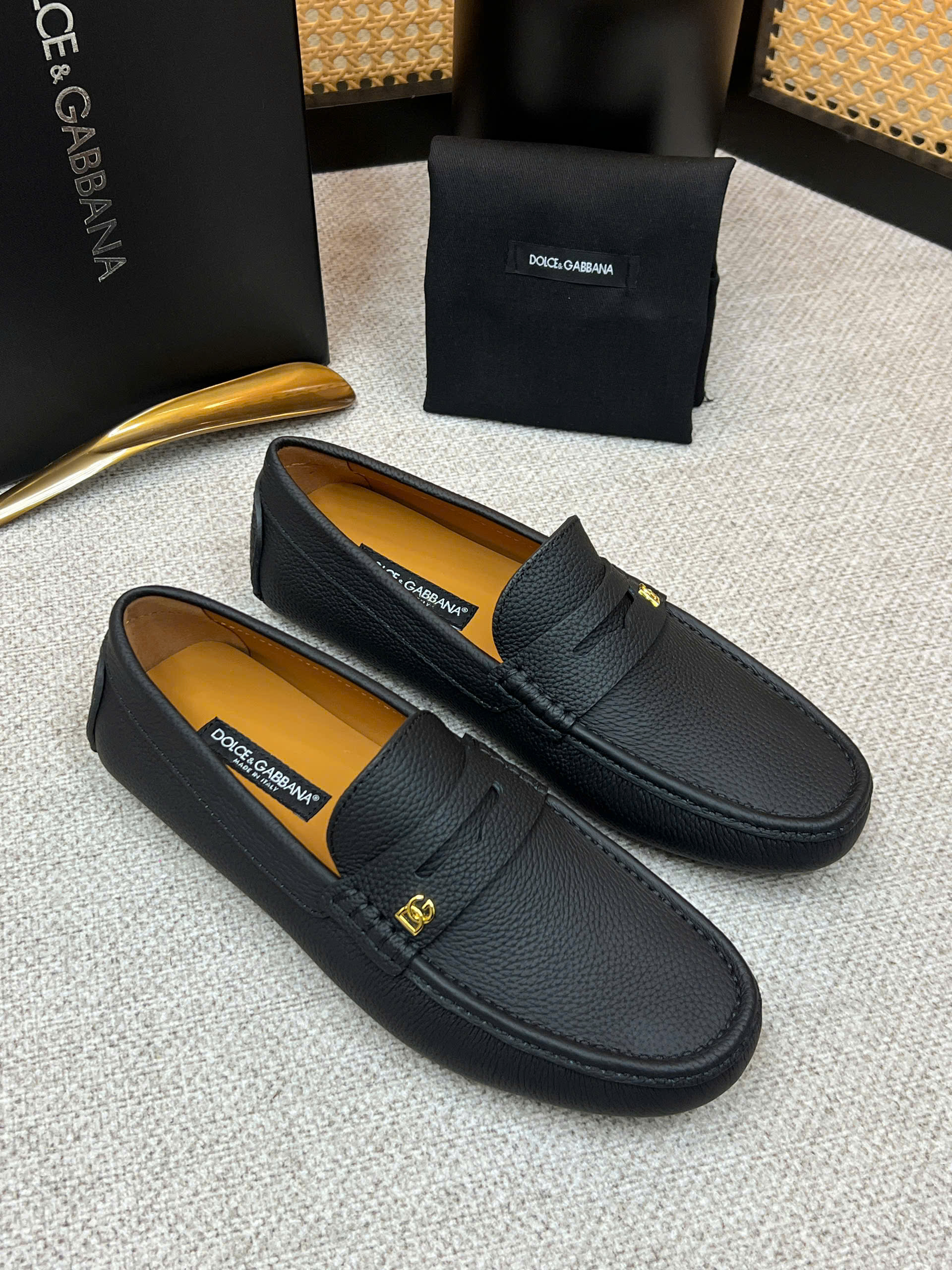 Giày moca Dolce Gabbana DG da Bê đen sần tag Vàng nhỏ Like Auth 38-43 VTN