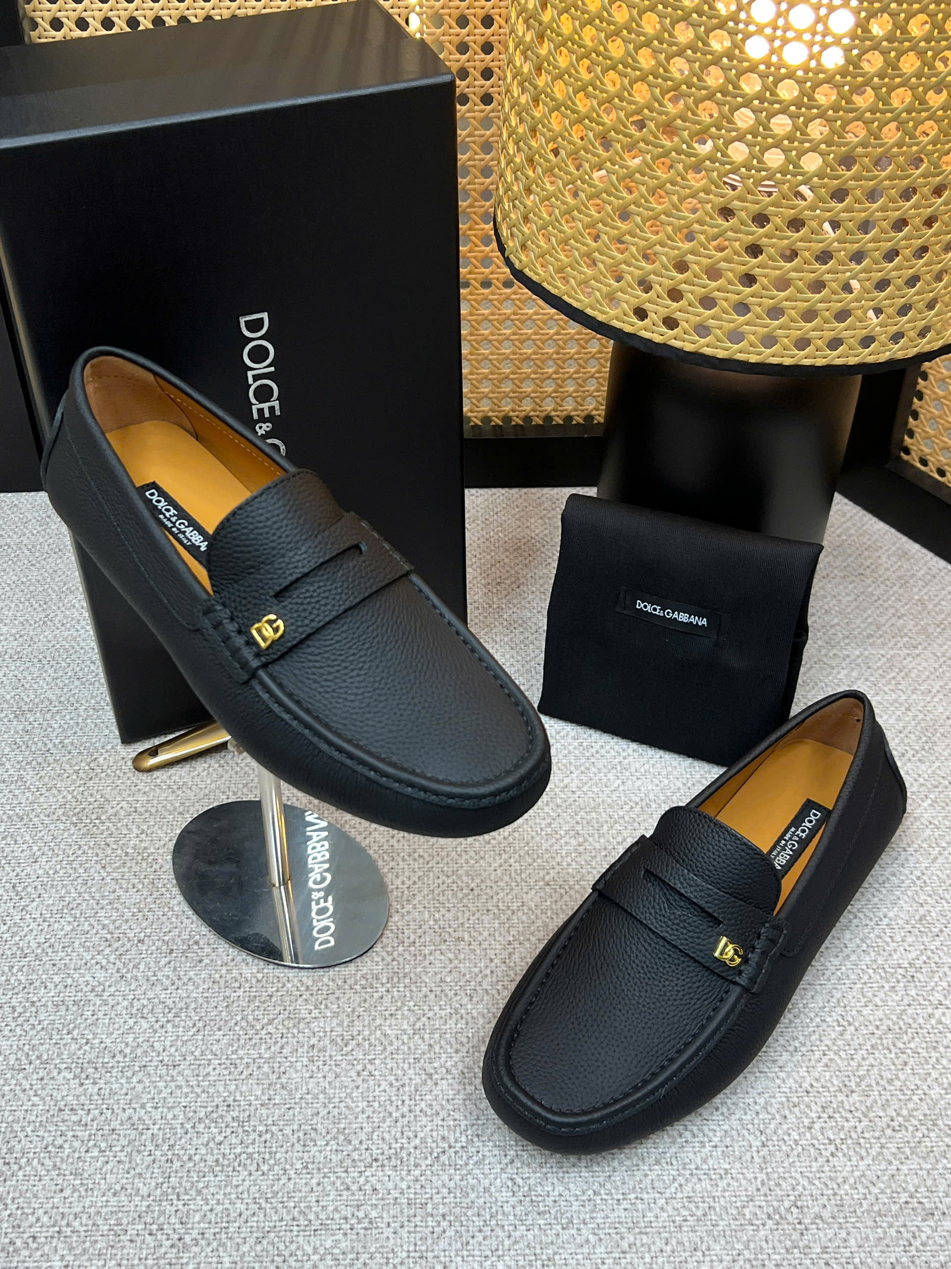 Giày moca Dolce Gabbana DG da Bê đen sần tag Vàng nhỏ Like Auth 38-43 VTN