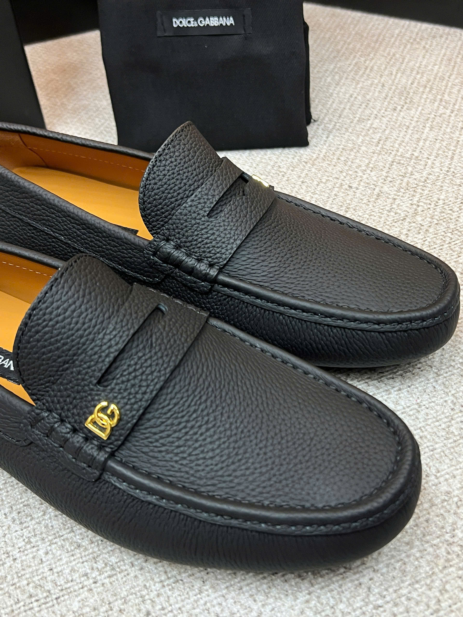 Giày moca Dolce Gabbana DG da Bê đen sần tag Vàng nhỏ Like Auth 38-43 VTN