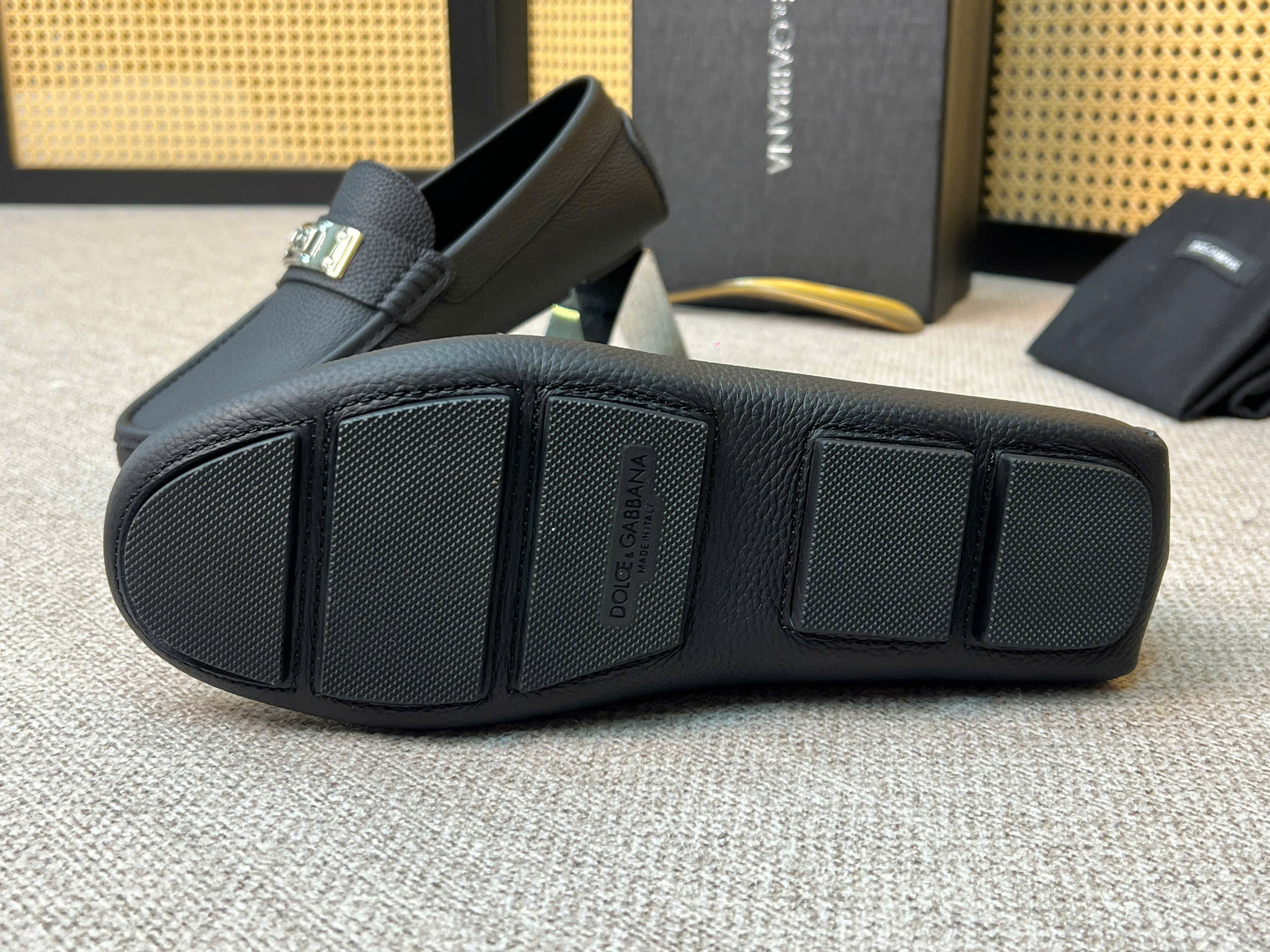 Giày moca Dolce Gabbana DG da Bê đen sần tag vuông bạc khóa Like Auth 38-43 VTN
