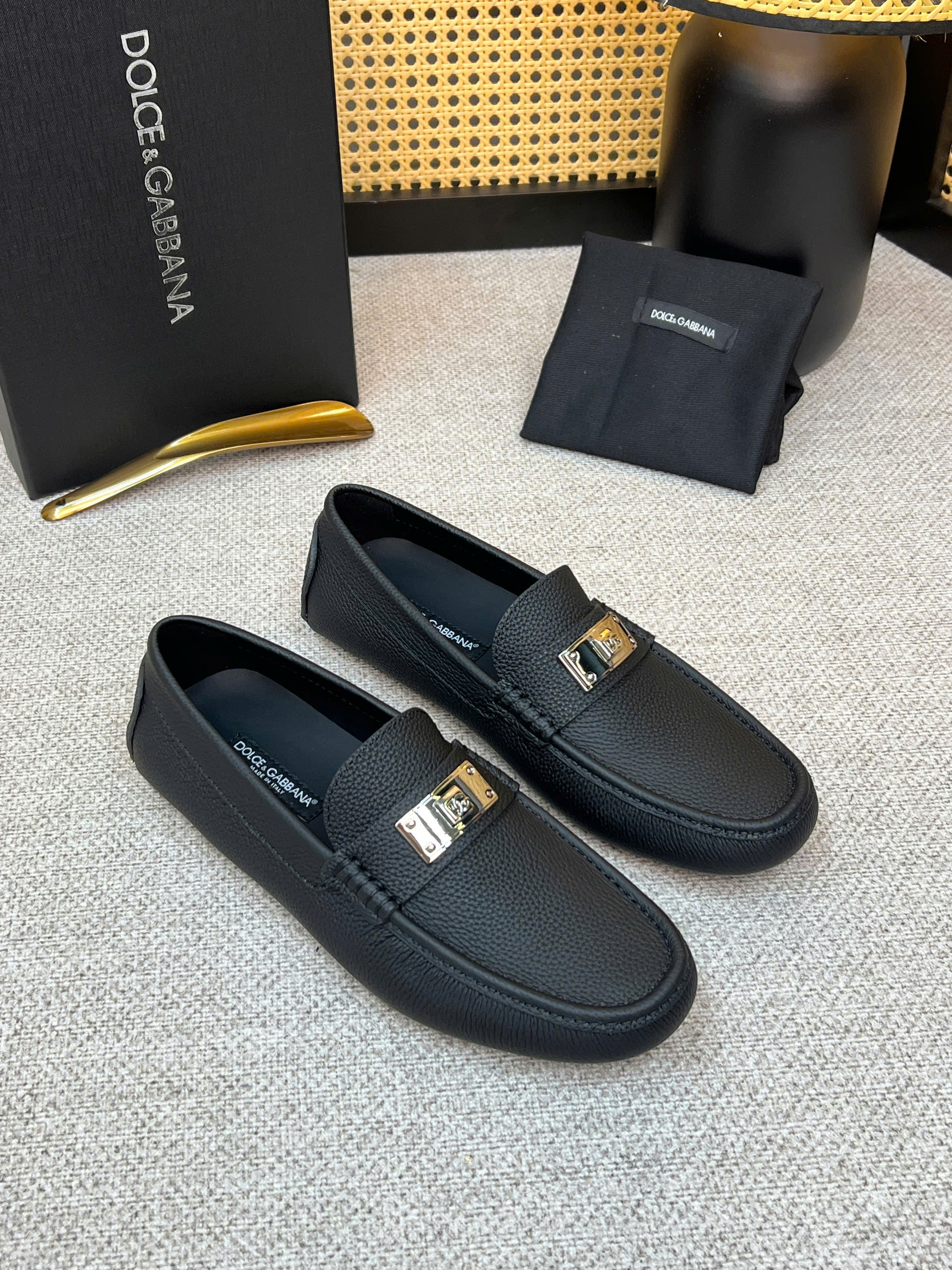 Giày moca Dolce Gabbana DG da Bê đen sần tag vuông bạc khóa Like Auth 38-43 VTN