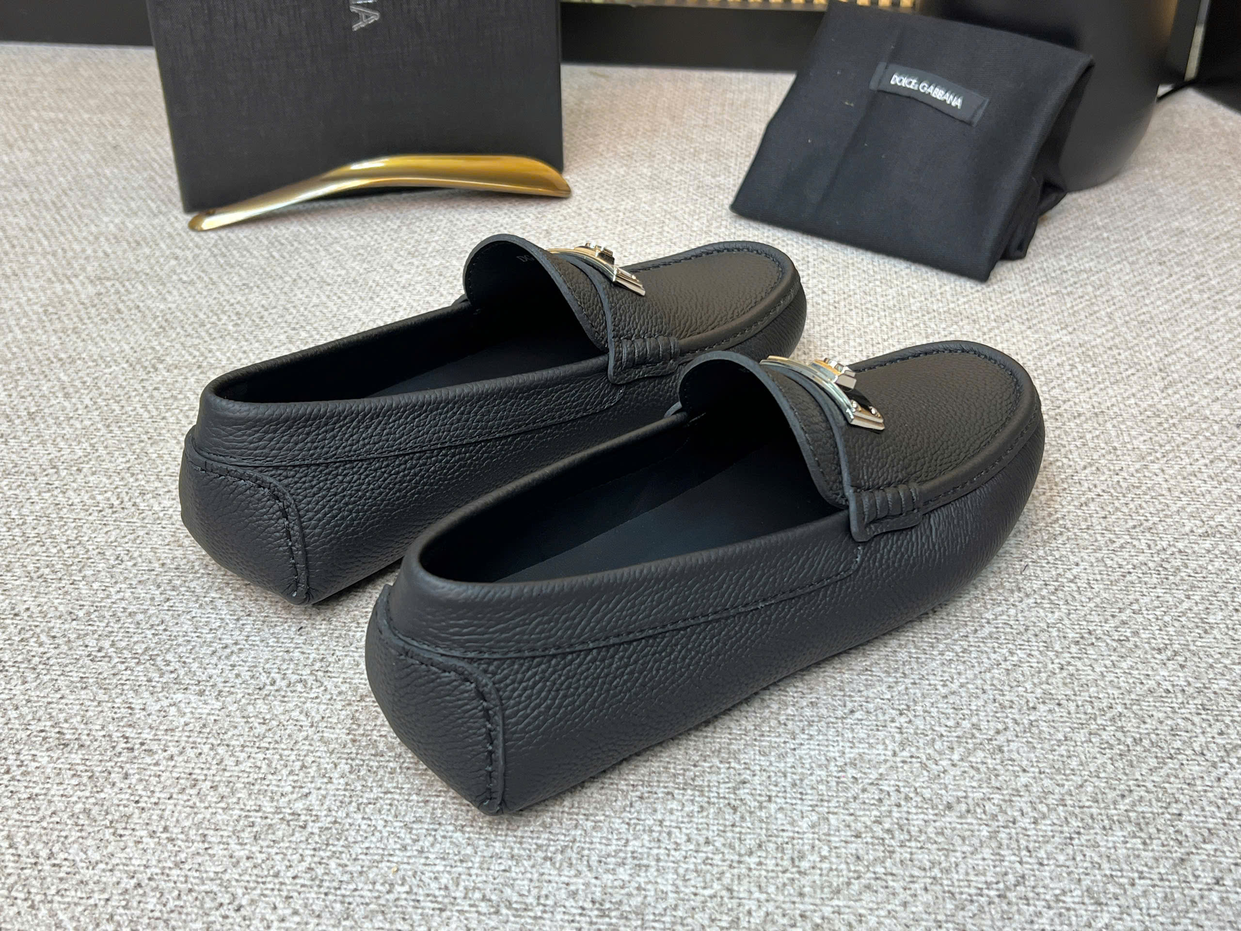Giày moca Dolce Gabbana DG da Bê đen sần tag vuông bạc khóa Like Auth 38-43 VTN