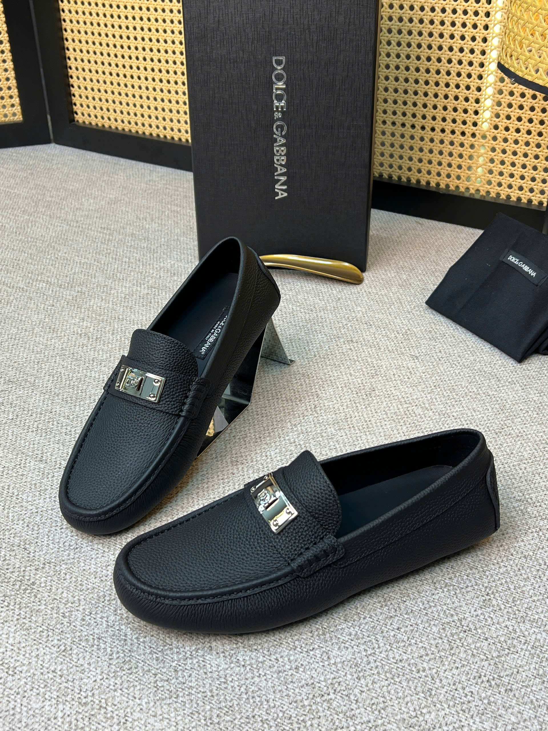 Giày moca Dolce Gabbana DG da Bê đen sần tag vuông bạc khóa Like Auth 38-43 VTN