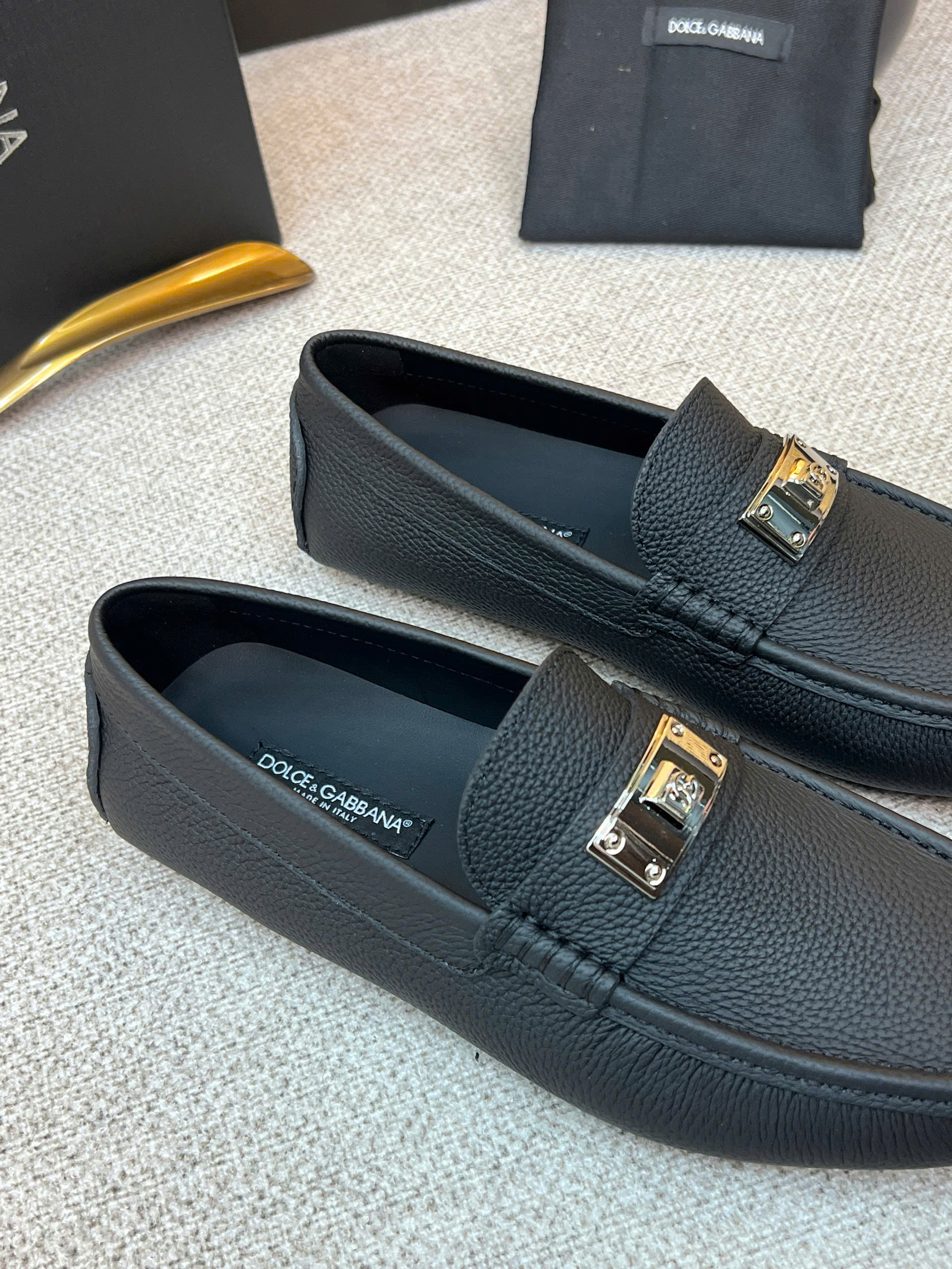 Giày moca Dolce Gabbana DG da Bê đen sần tag vuông bạc khóa Like Auth 38-43 VTN