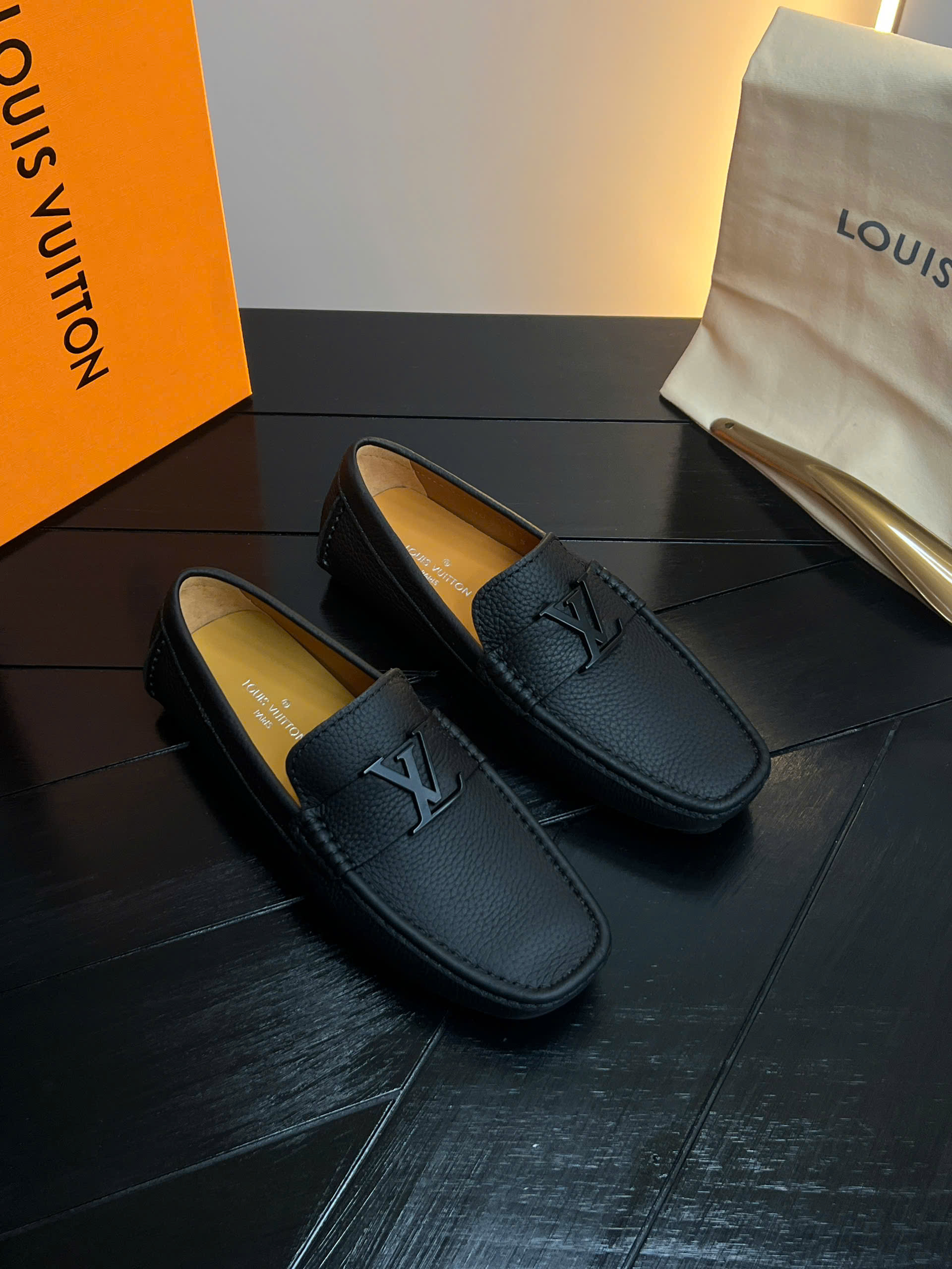 Giày moca Louis Vuitton LV da bê Đen sần vân nổi tag kim loại Đen Like Auth 38-43 VTN