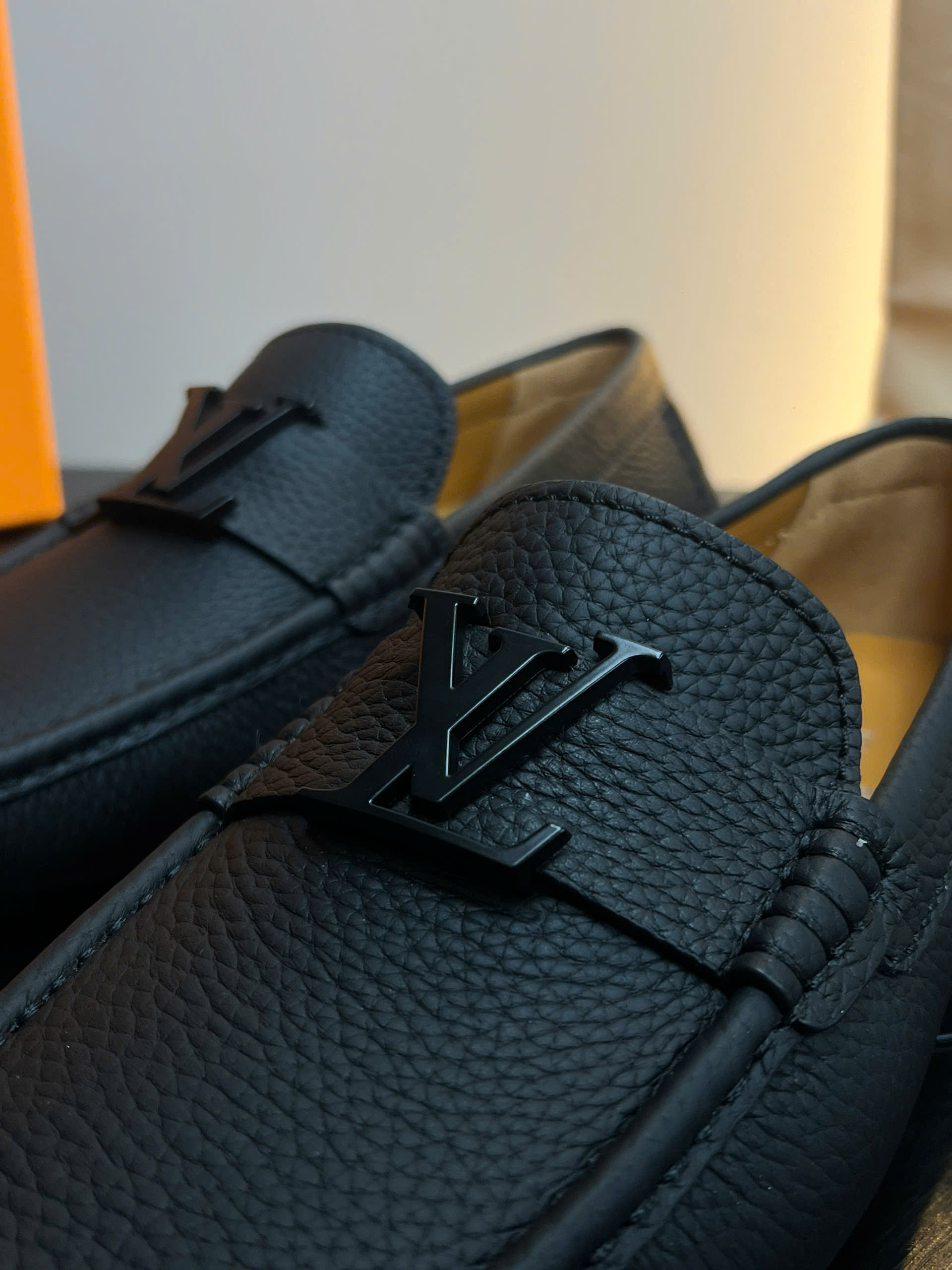 Giày moca Louis Vuitton LV da bê Đen sần vân nổi tag kim loại Đen Like Auth 38-43 VTN