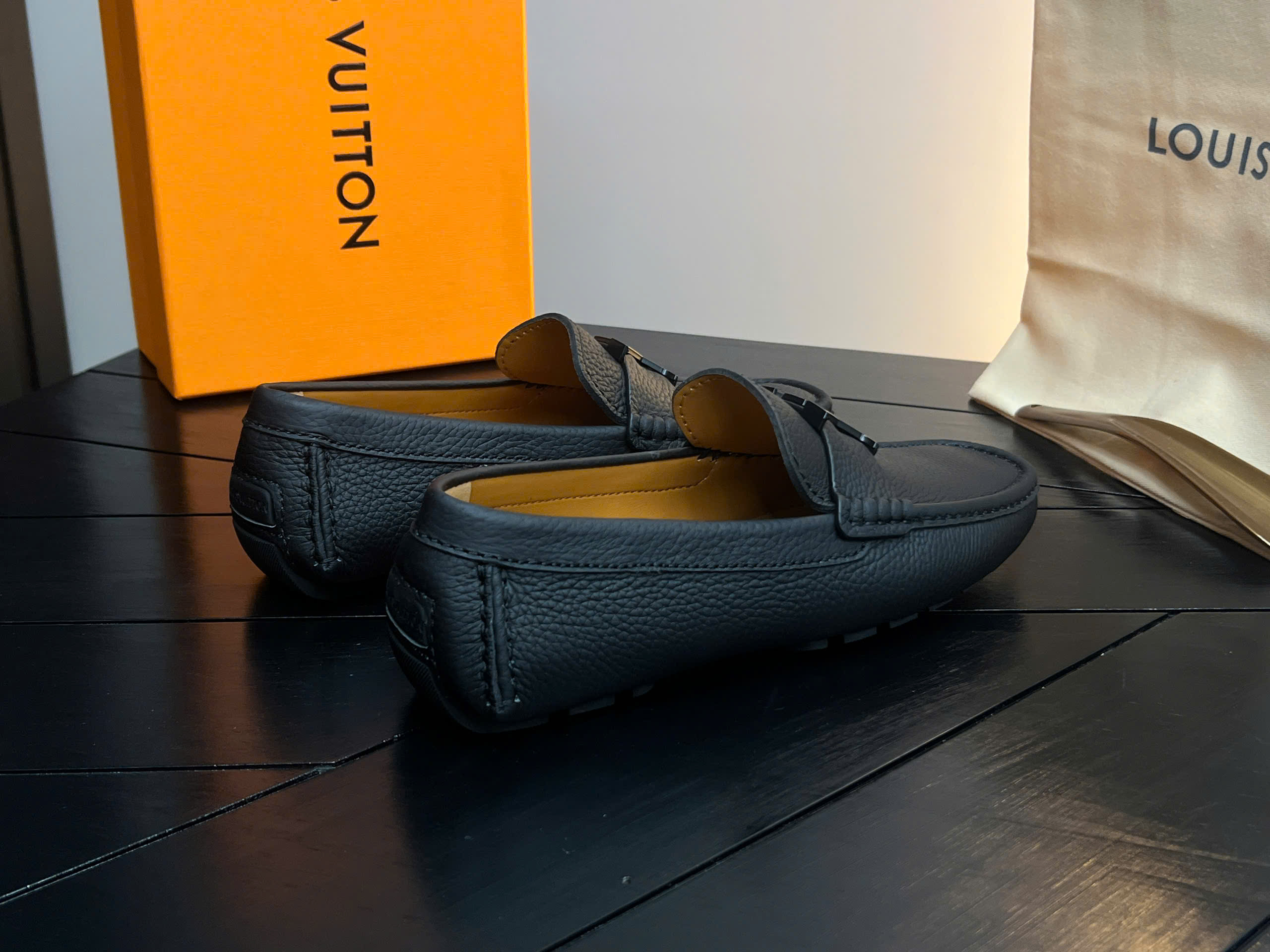 Giày moca Louis Vuitton LV da bê Đen sần vân nổi tag kim loại Đen Like Auth 38-43 VTN