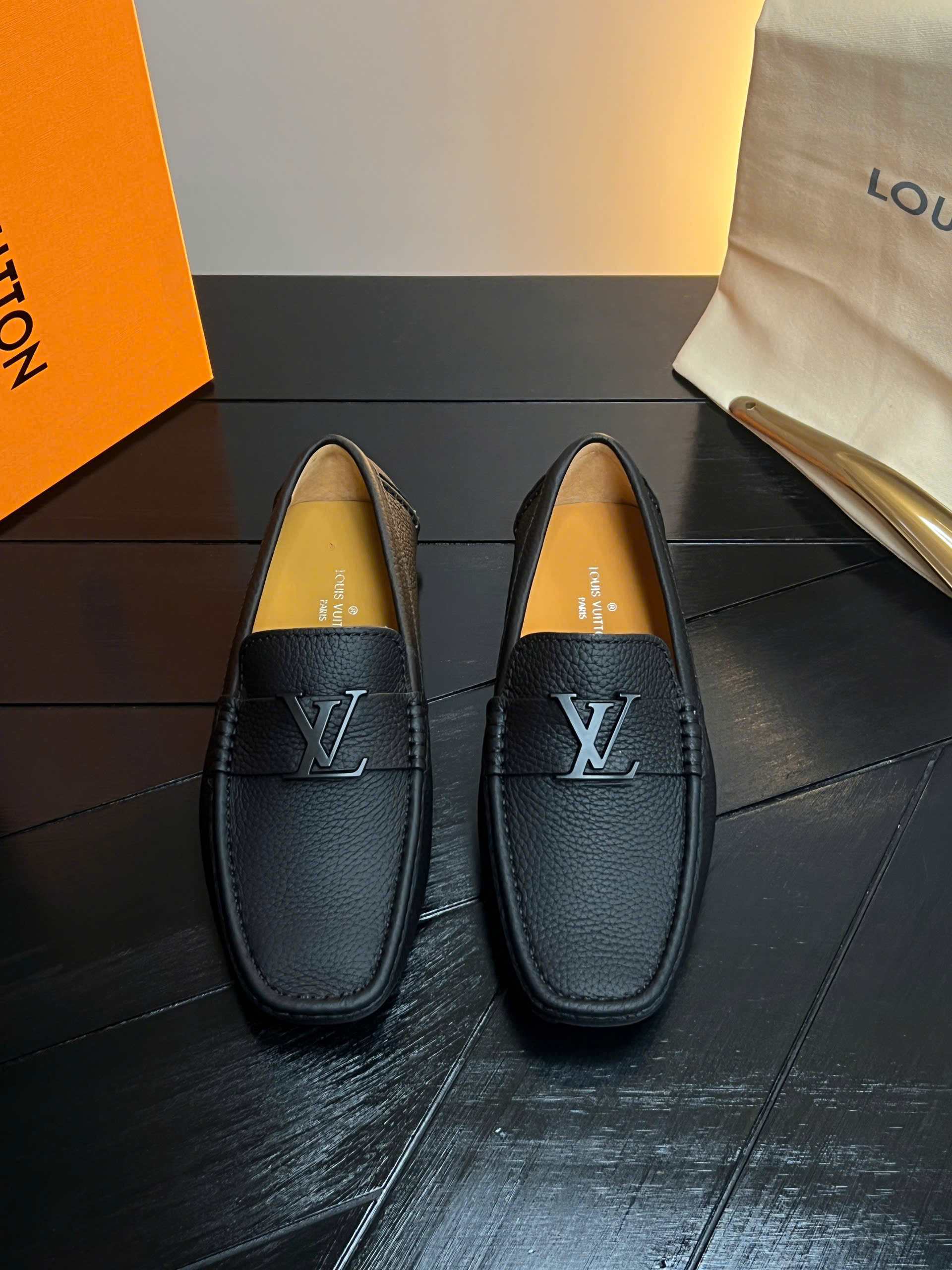 Giày moca Louis Vuitton LV da bê Đen sần vân nổi tag kim loại Đen Like Auth 38-43 VTN