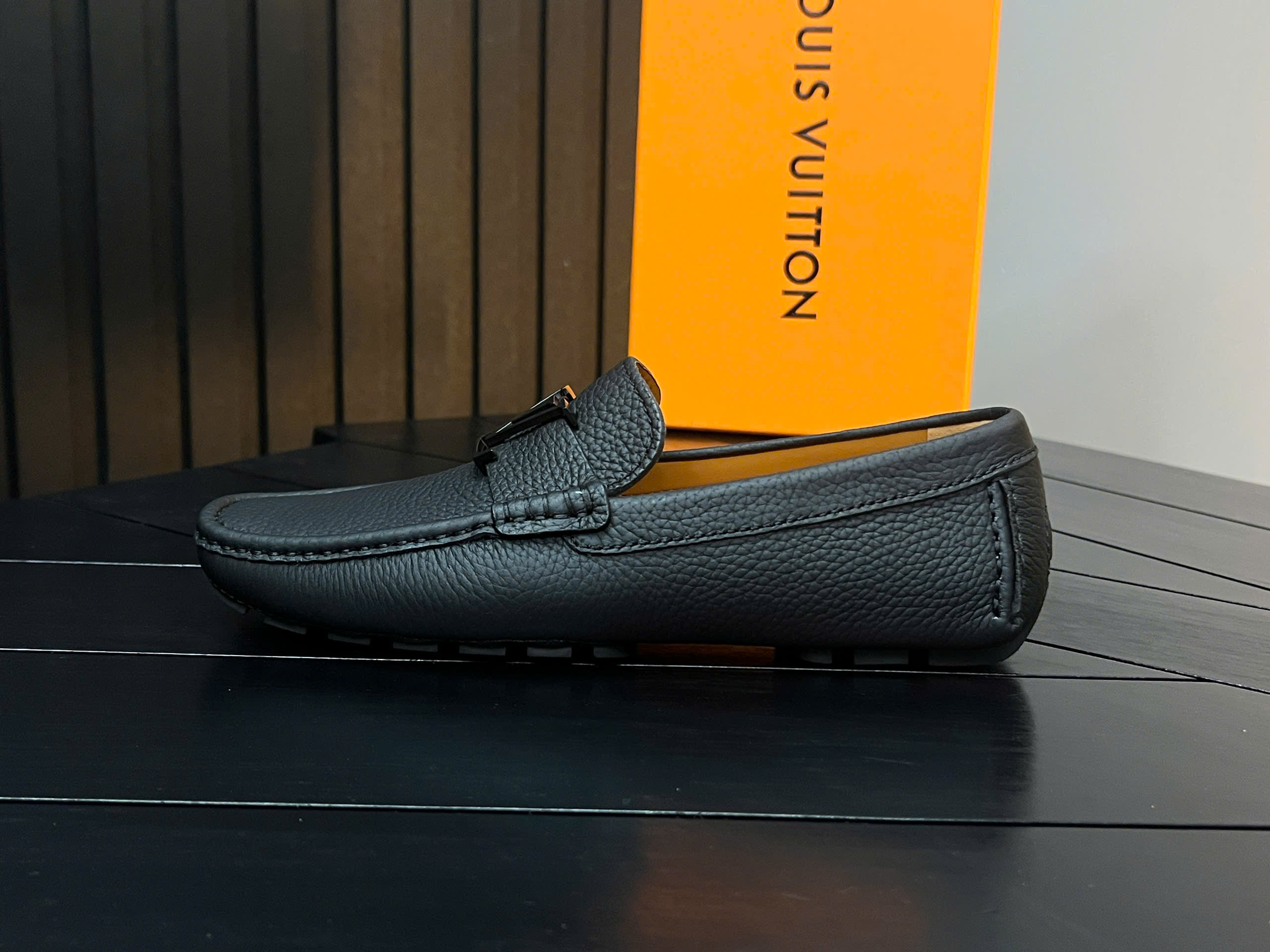 Giày moca Louis Vuitton LV da bê Đen sần vân nổi tag kim loại Đen Like Auth 38-43 VTN